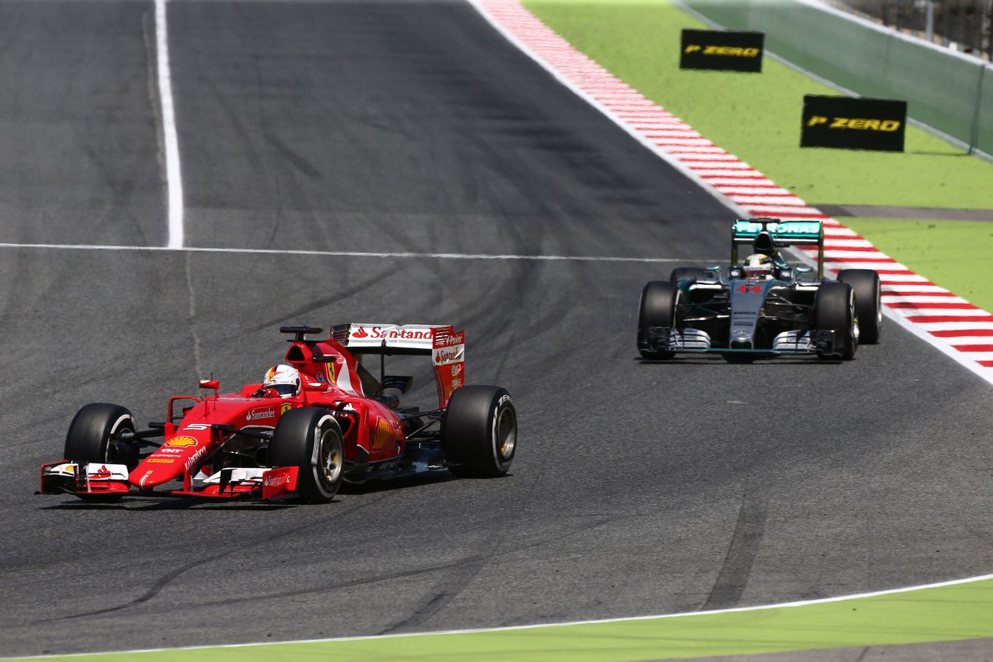 Sebastian Vettel Ferraril suutis Barcelonas küll pikalt Mercedese sõitjat Lewis Hamilton selja taga hoida, ent pidi lõpuks ikkagi briti endast mööda laskma.