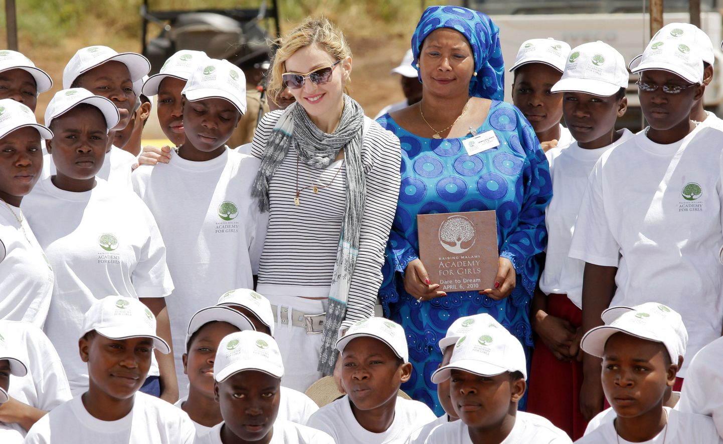 Мадонна и школьники из Малави.