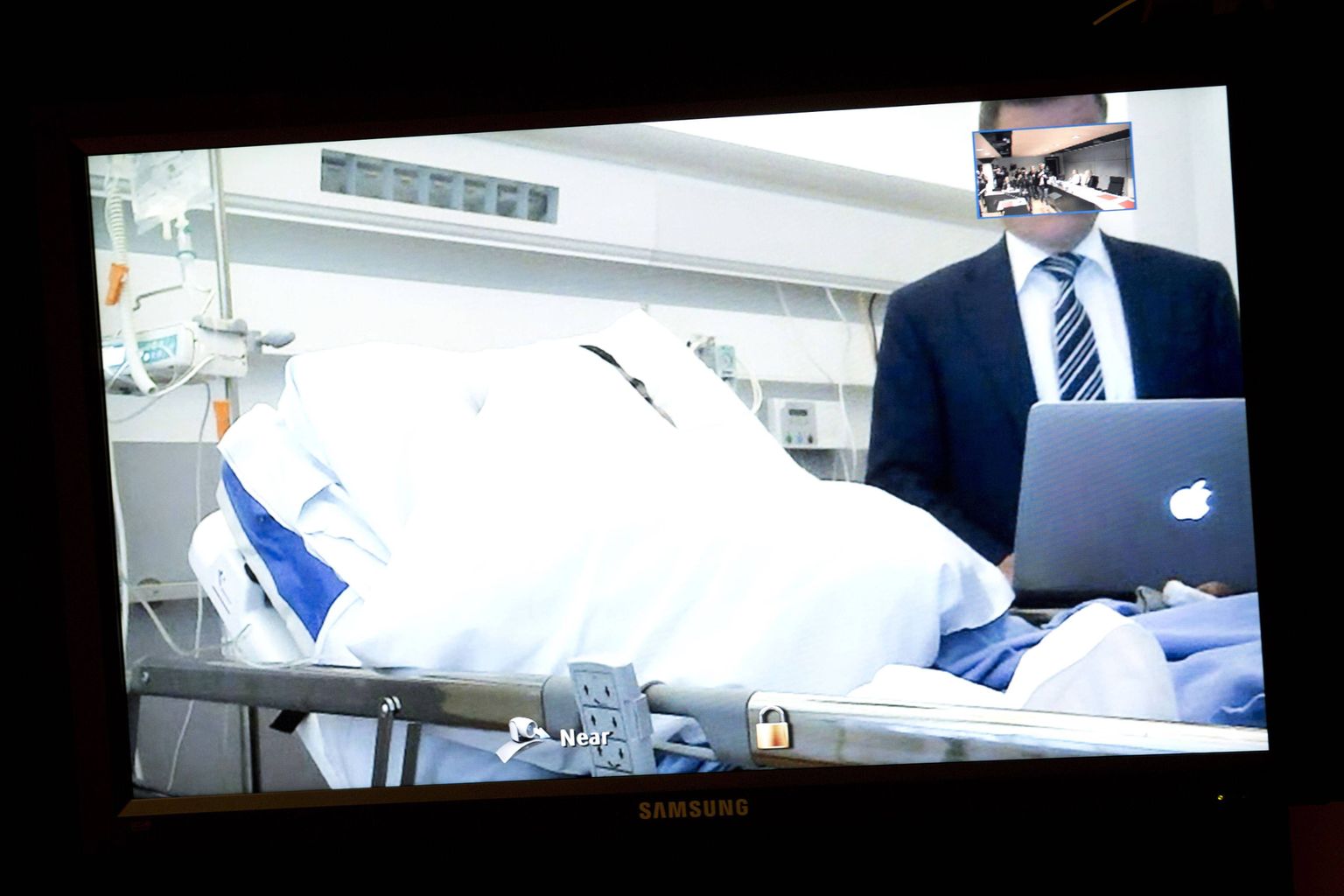 Pussitamise üles tunnistanud mees osales kohtuistungil videosilla vahendusel haiglavoodist.