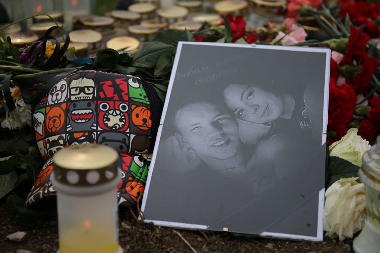 Küünlad, lilled ja pilt hukkunutest traagilise liiklusõnnetuse paigas. Pildil hukkunud Renart ja Tatjana. / Juss Saska
