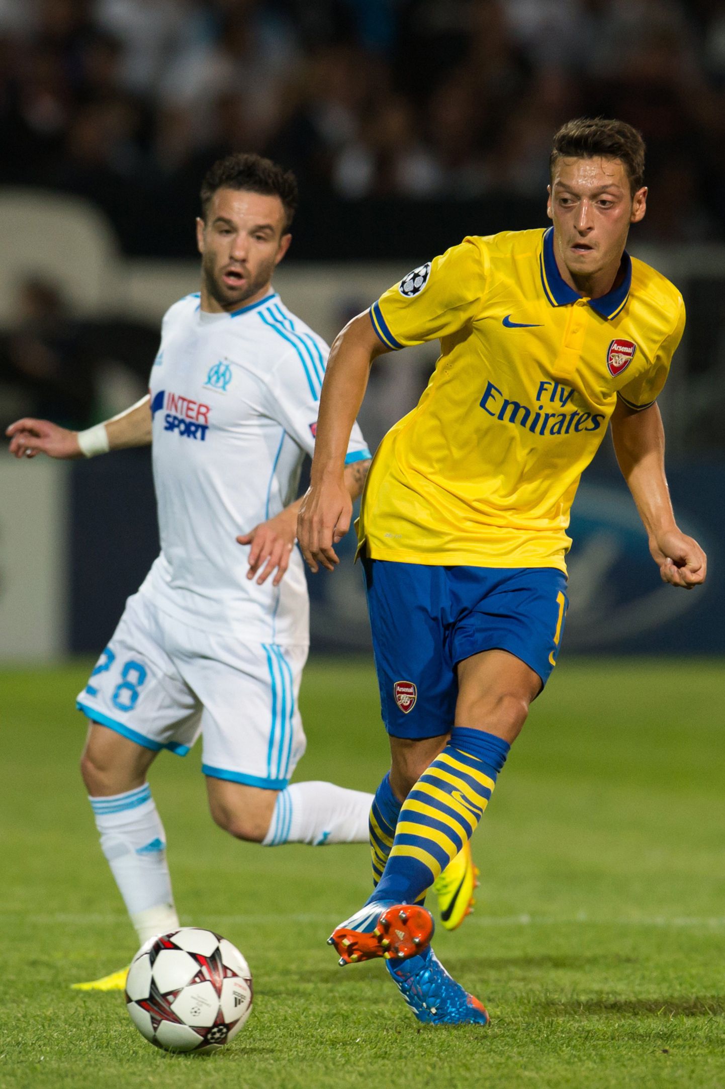 Mesut Özil (paremal).