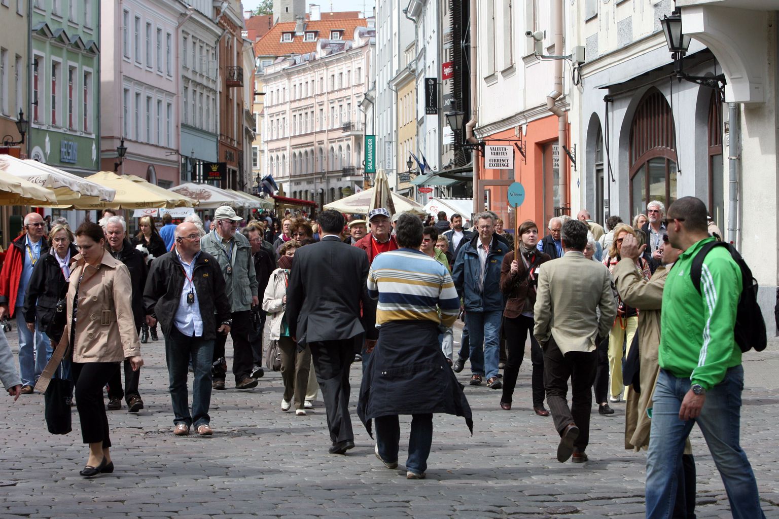 Turistid Tallinna vanalinnas