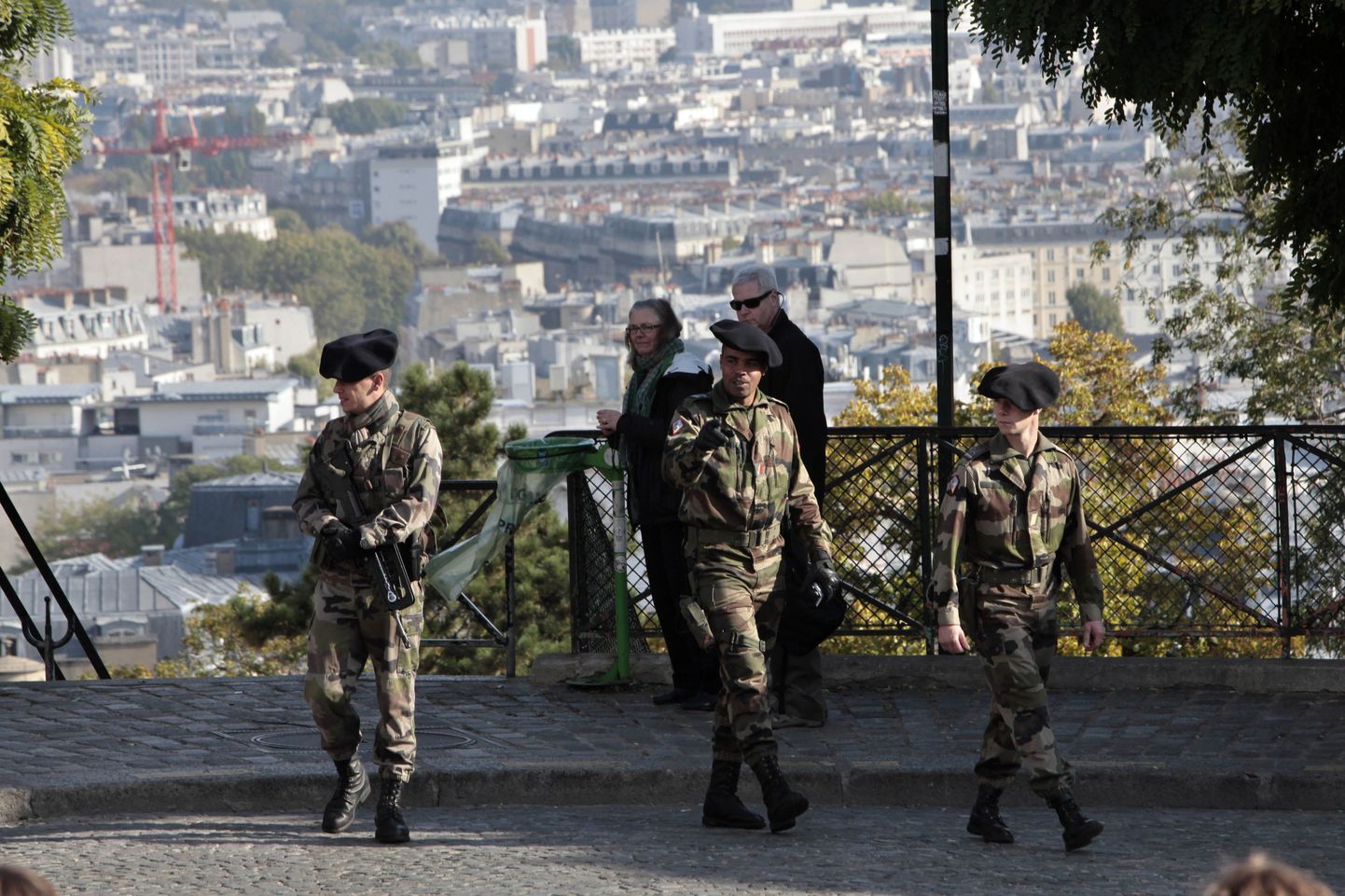 Sõdurid patrullimas Pariisis Sacre Coeur'i kiriku juures.