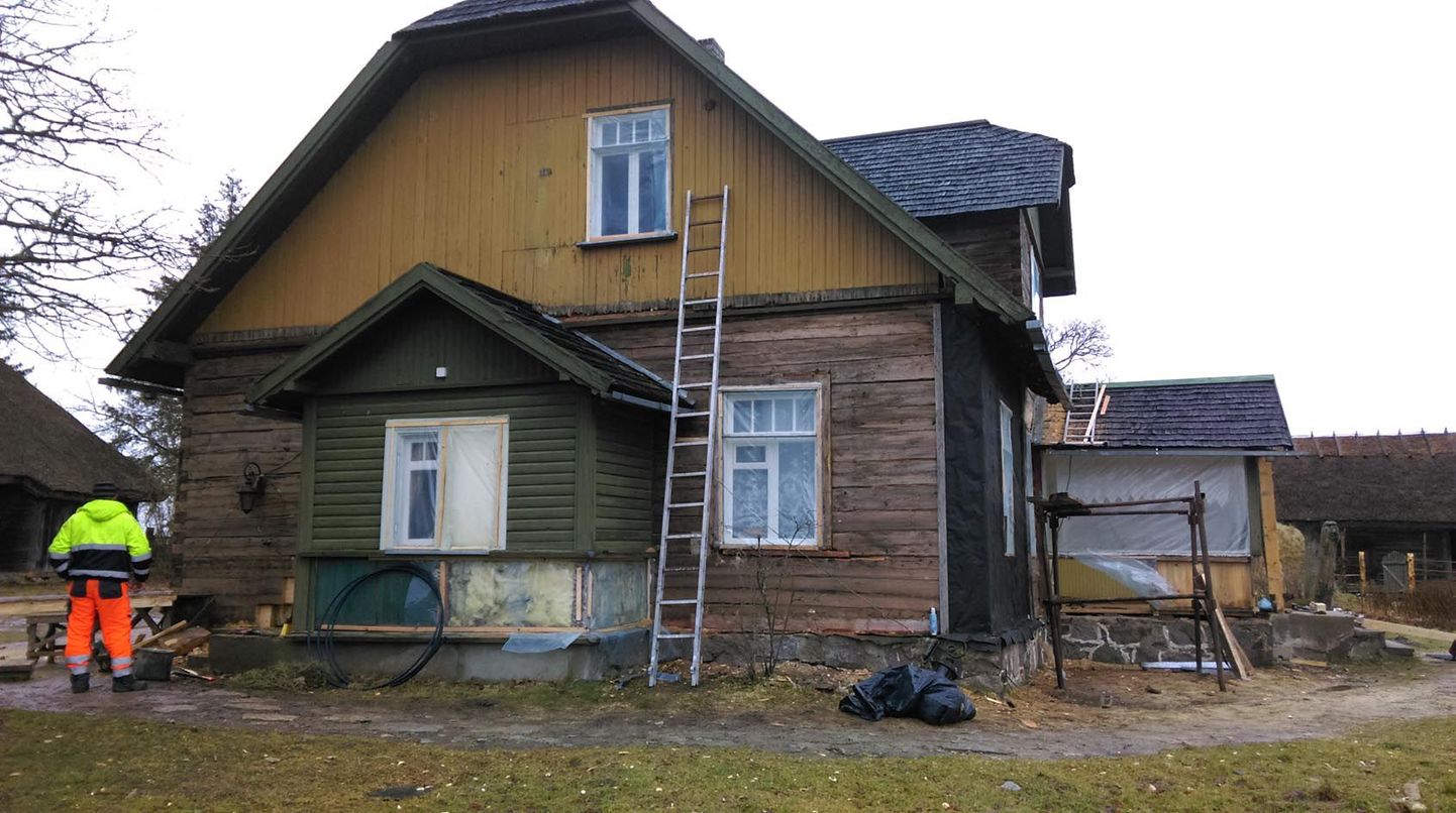 A. H. Tammsaare muuseumis Vargamäel käib elumaja remont, mille käigus paljastus otsaseina ülemises osas osa 1930ndate aastate laudvoodrist.
