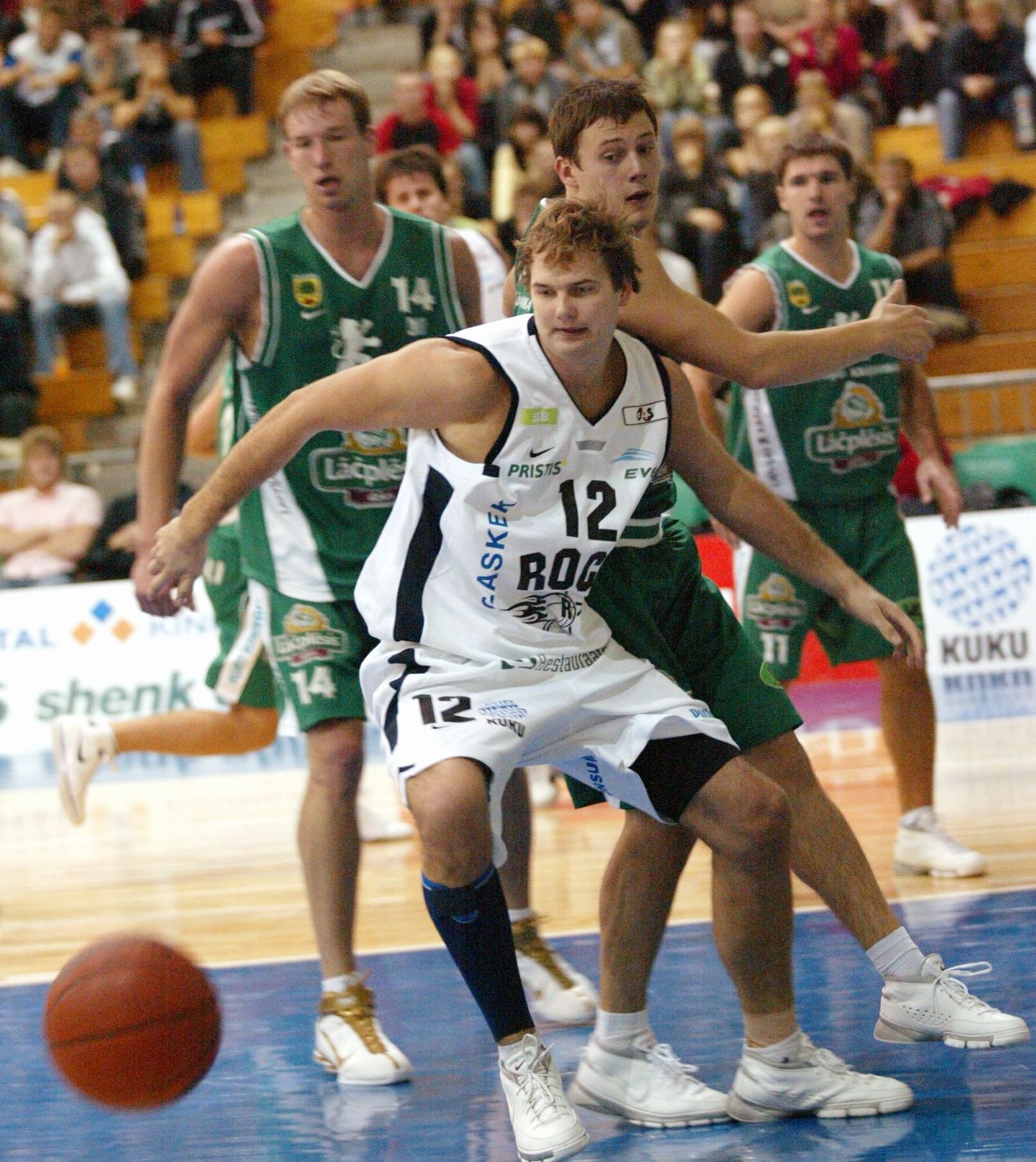 Игра Балтийской баскетбольной лиги с участием тартуского "Рока" (в белой форме).