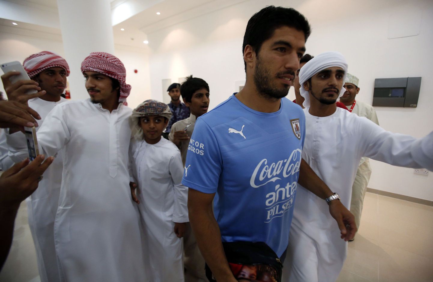 Luis Suarez koos Omaani jalgpallifännidega