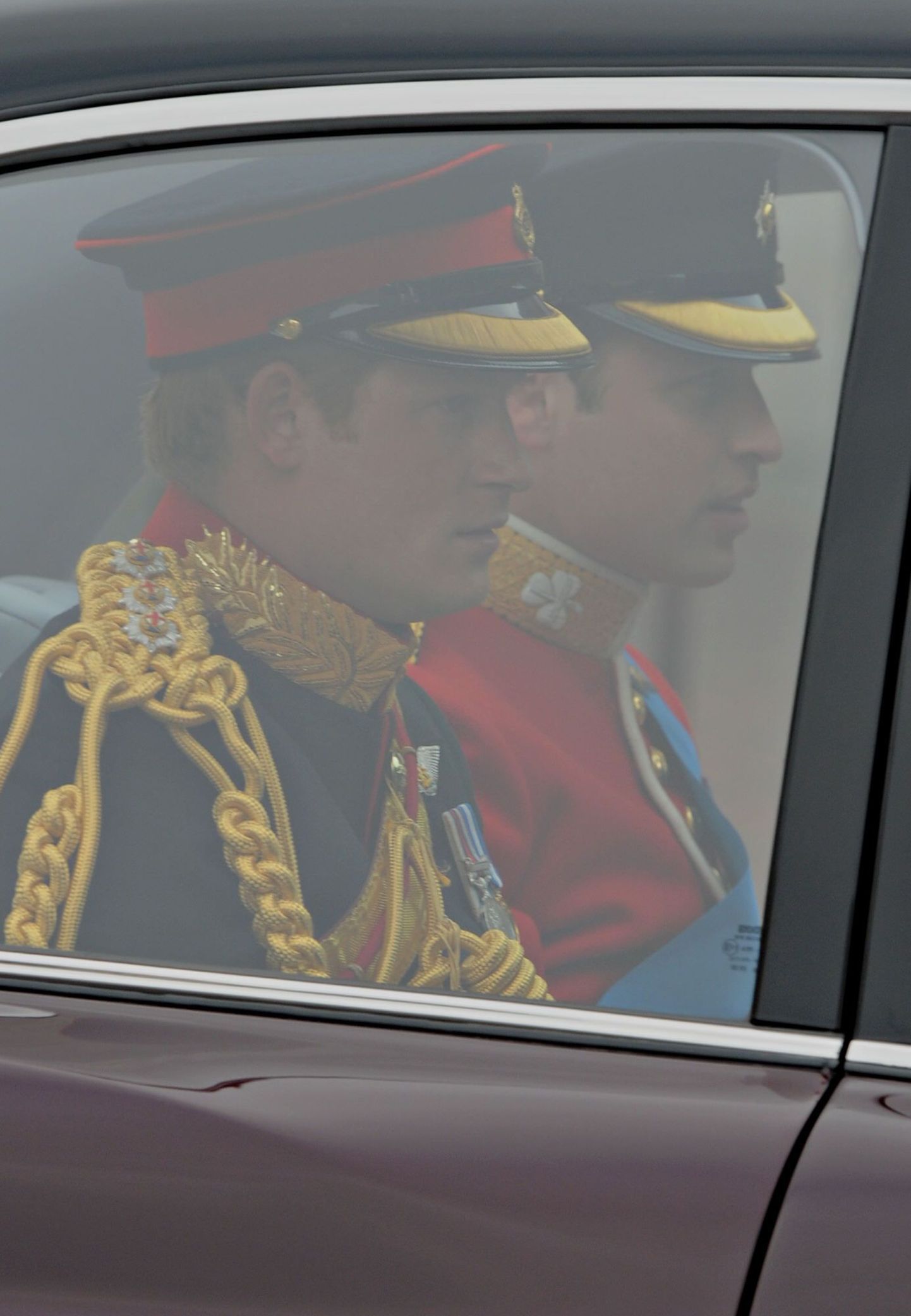 Prints William ja prints Harry saabumas kirikusse