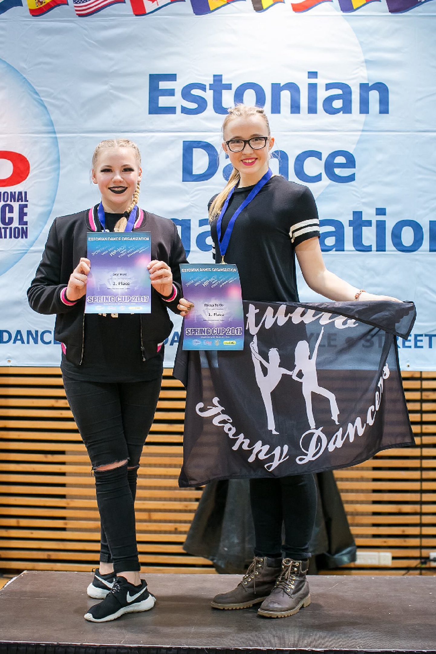 Tõrvakas Grete-Lisette Gulbis (paremal) võitis Estonian Dance Organizationi turniiril juuniorite showtantsu kategoorias esikoha.