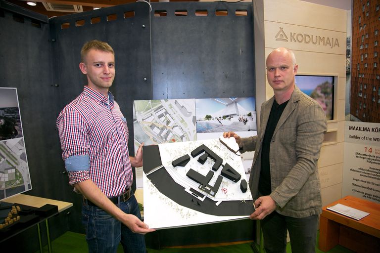 Holmi kvartali ideekonkursi võidutöö «Emajõgi» autorid AB Ansambel OÜ arhitektid Toivo Tammik ja Veiko Vahtrik (vasakul).