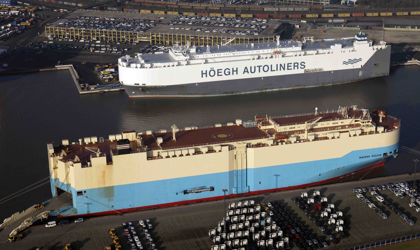 Autotootjad rendivad müümata masinate paigutamiseks sadamates ka kaubalaevu. Pildil alus firmalt Höegh Autoliners.