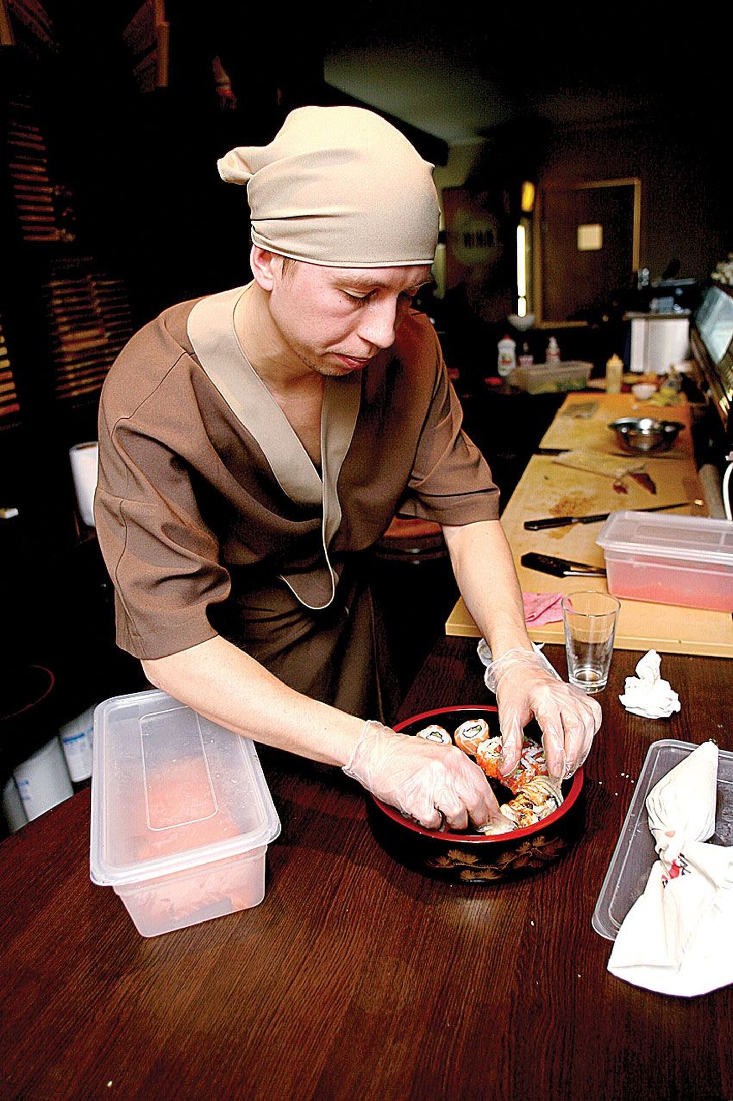 Yakuza Sushi Bari üks omanikke ja sushimeistreid Aleksander Trei sätib alusele sushirulle.