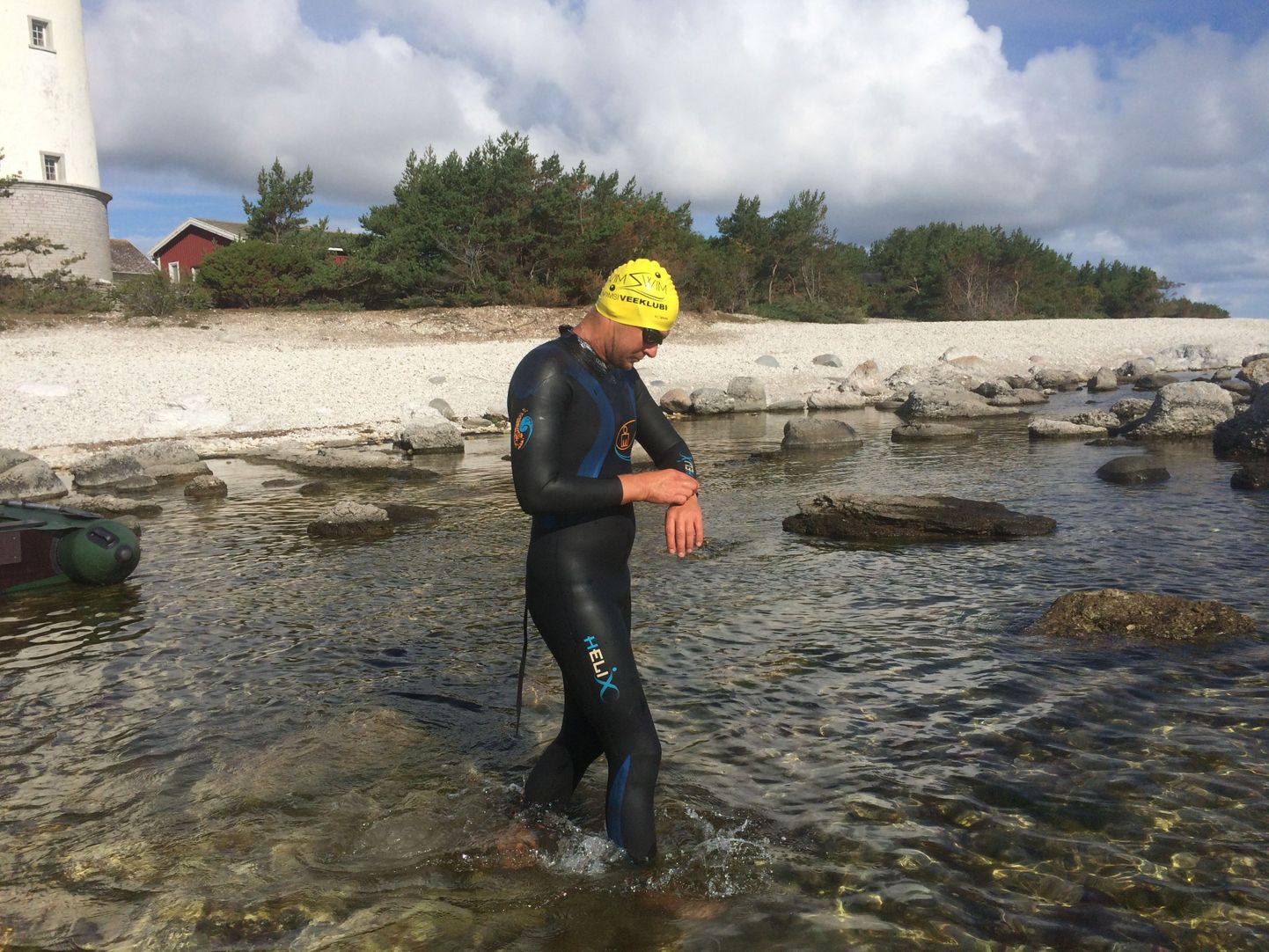 Bruno Nopponen alustas Rootsist Saaremaale ujumist Farö saare majaka juurest.