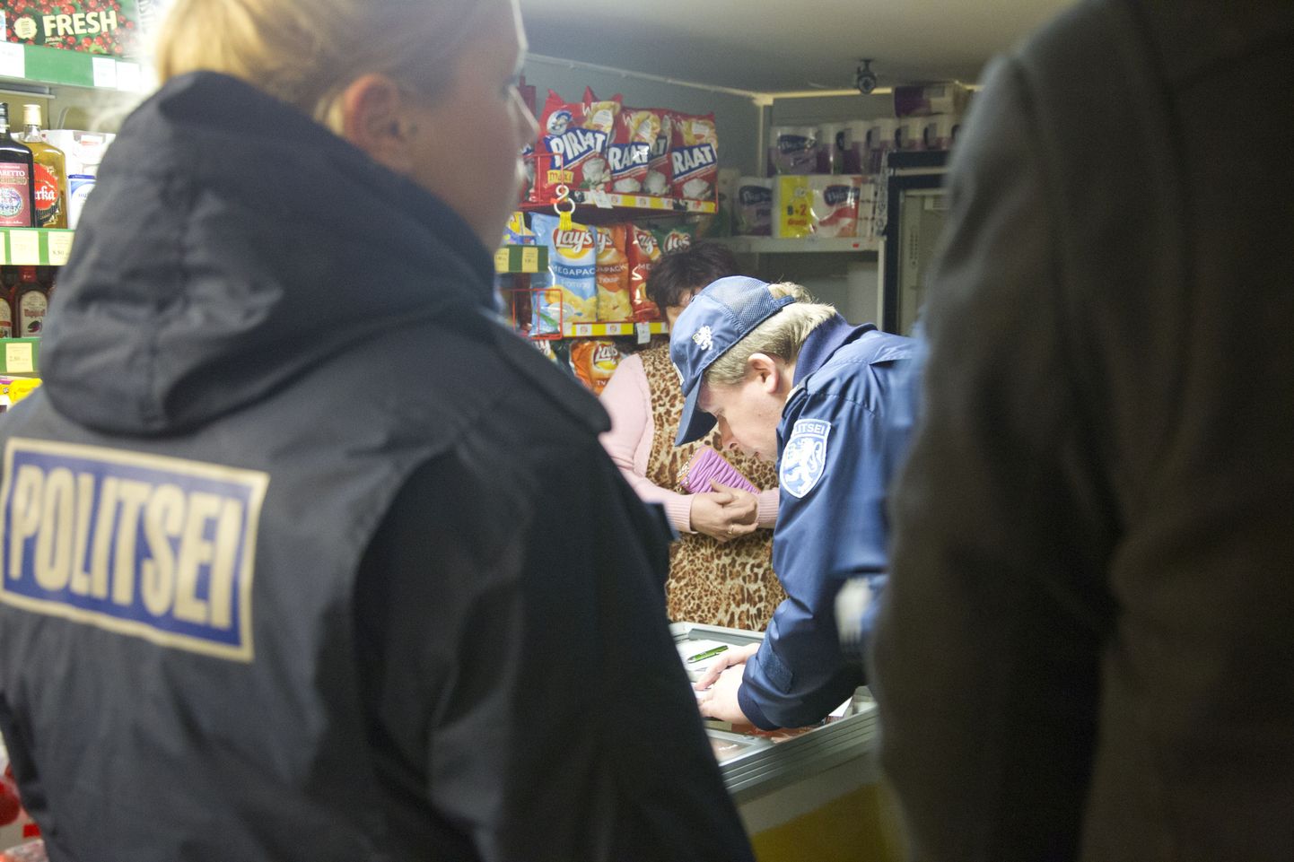 Politseinikud sündmuskohal. Herne pood on 29. oktoobril alaealisele alkoholi müünud.