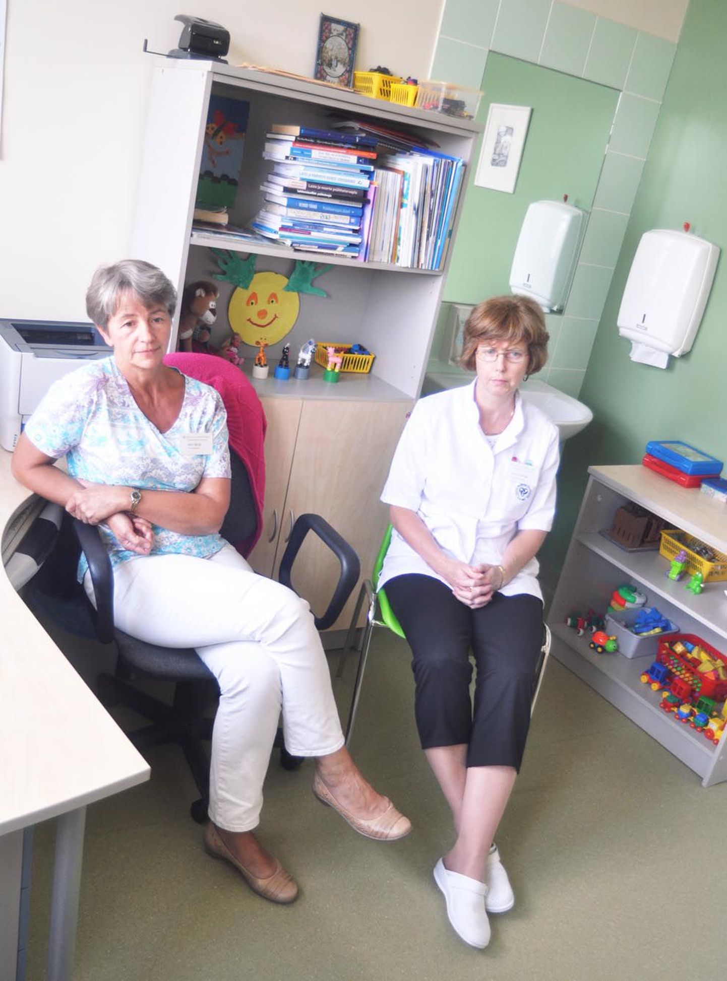 Tartu Ülikooli kliinikumi lastepsühhiaatrite Anu Susi (vasakul) ja Inna Lindre sõnul peaks laste hingehädadega tegelema spetsialiseerunud lastepsühhiaatrid, mitte täiskasvanute psühhiaatrid, veel vähem perearstid.