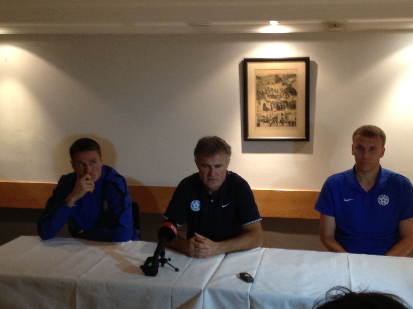 Eesti jalgpallikoondise pressikonverents Andorras. Pildil Andres Oper (vasakul), Tarmo Rüütli ja Taavi Rähn.