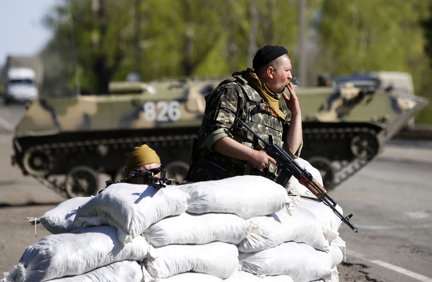 Ukraina sõdur täna suitsetamas Slovjanskist ida pool asuva Malinivka küla lähistel