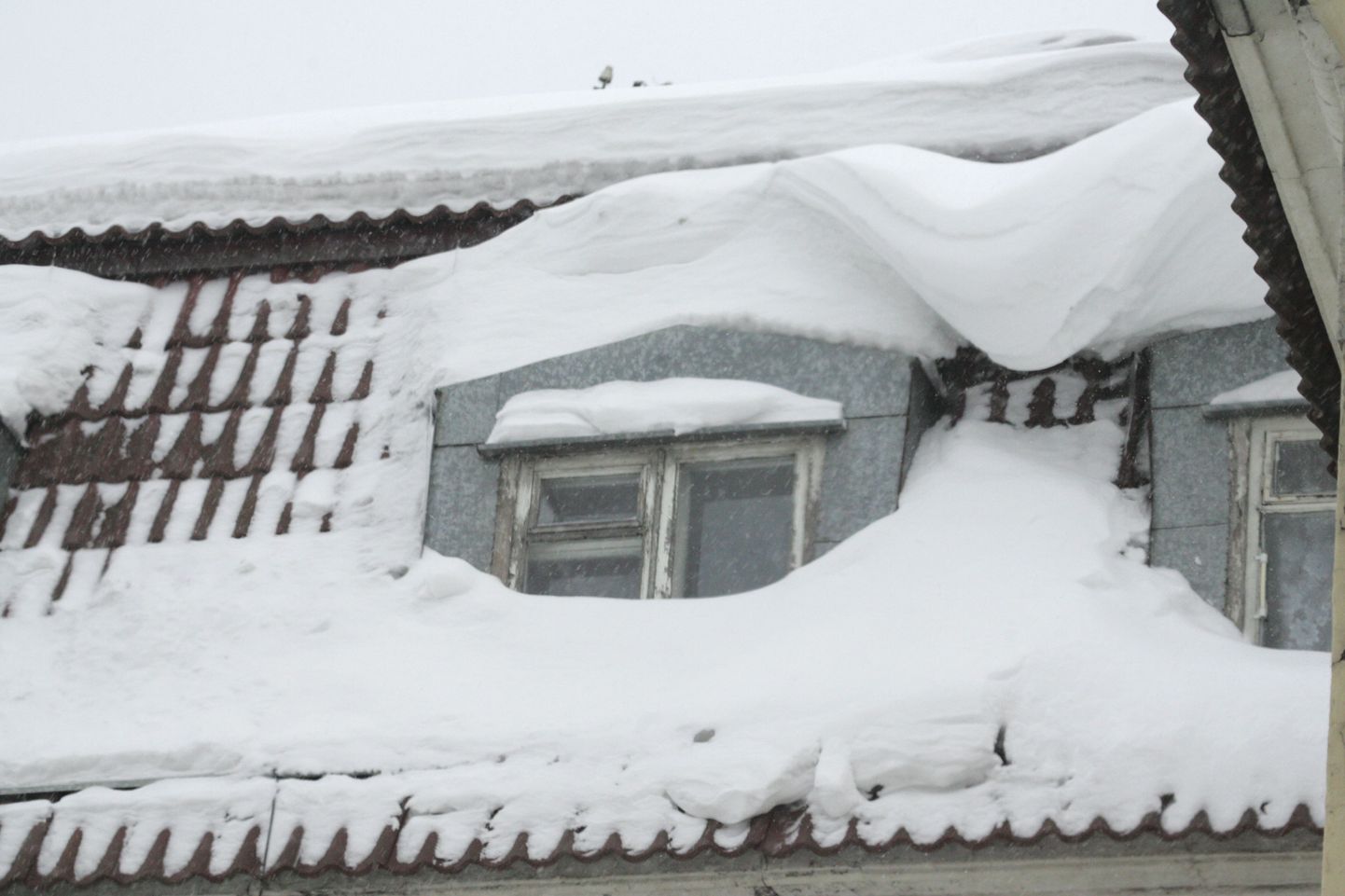 Снег на крыше. Иллюстративное фото.