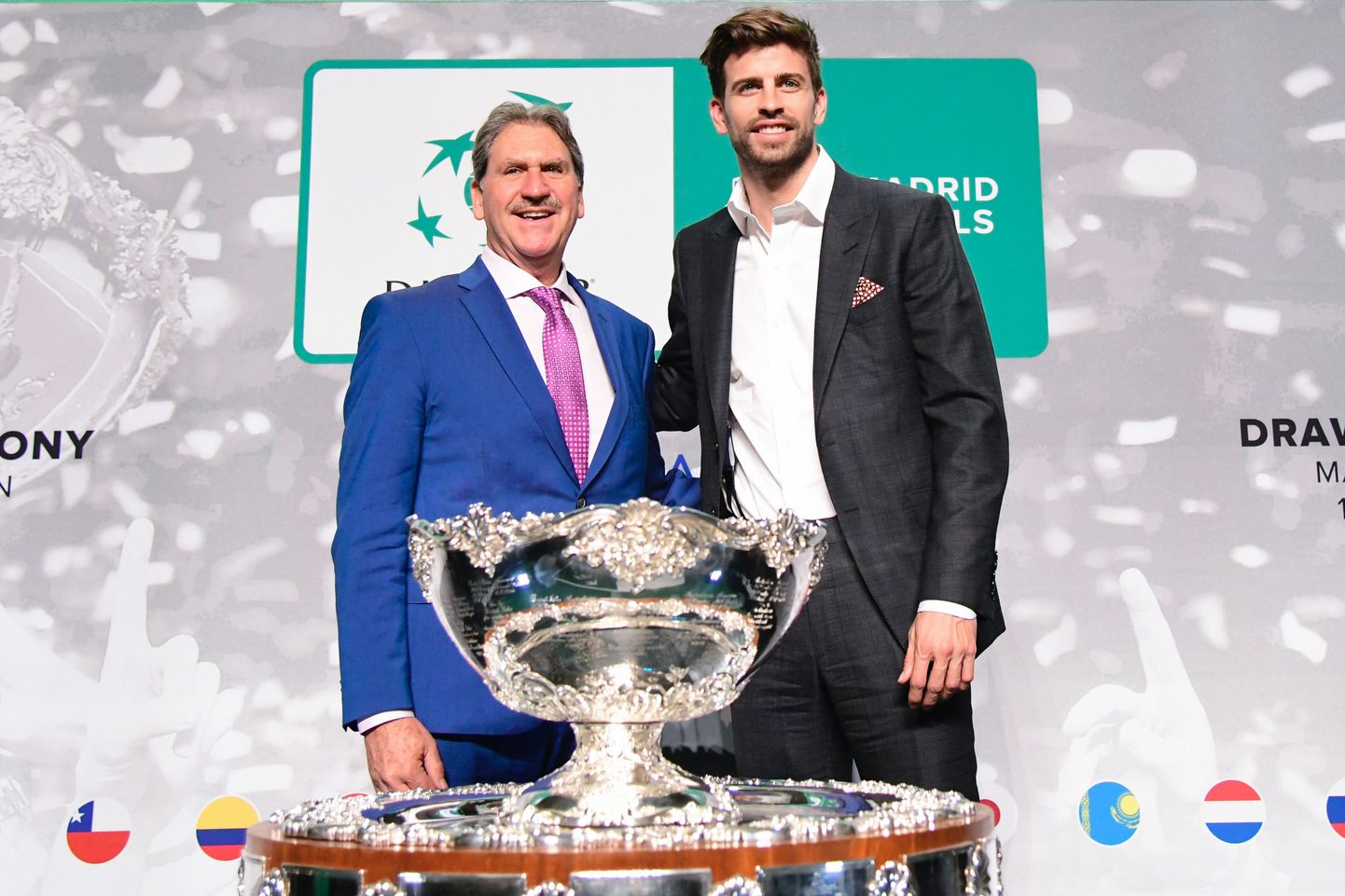 Rahvusvahelise tenniseliidu (ITF) president David Haggerty (vasakul) and Barcelona jalgpalliklubi kaitsja Gerard Pique Davis Cupi trofee taustal.