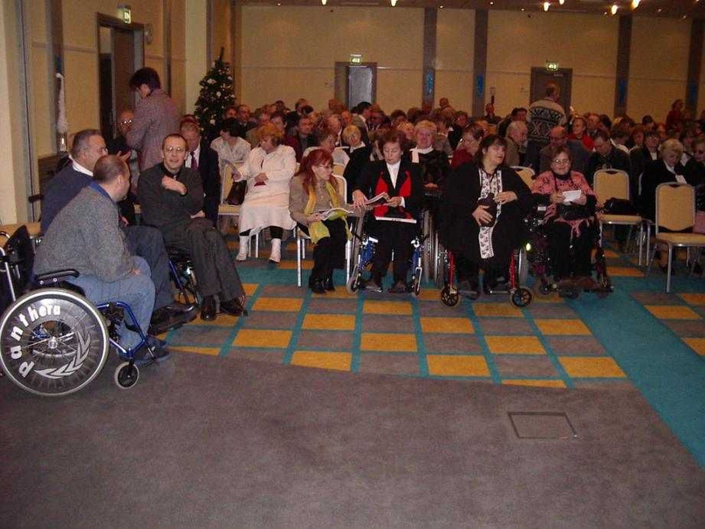 Pilt puutega inimeste päeva tähistamiseks korraldatud konverentsilt «Puuetega inimeste õiguste tagamine 2005».