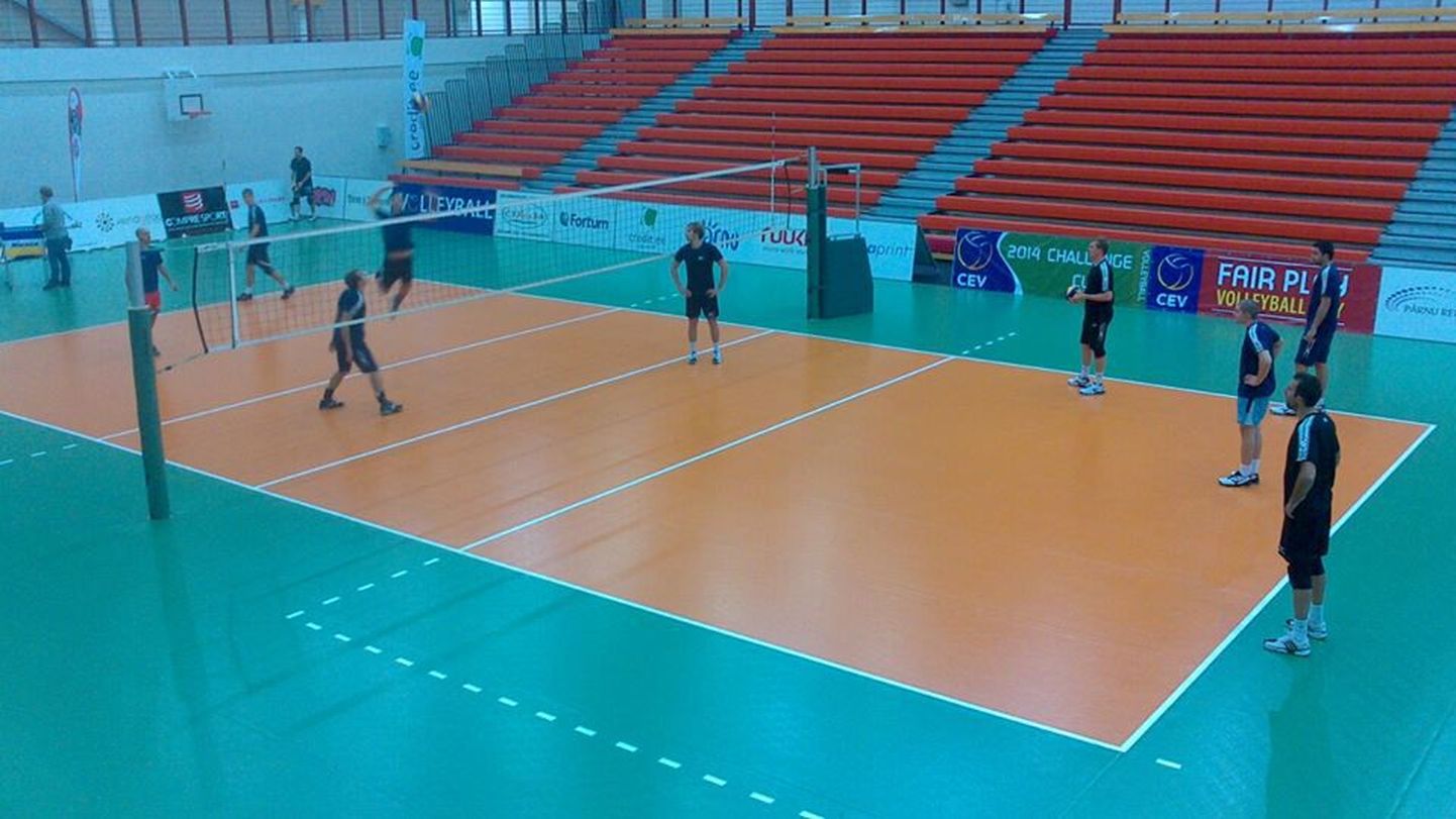Genfi meeskonna tänane treening Pärnu spordihallis.
