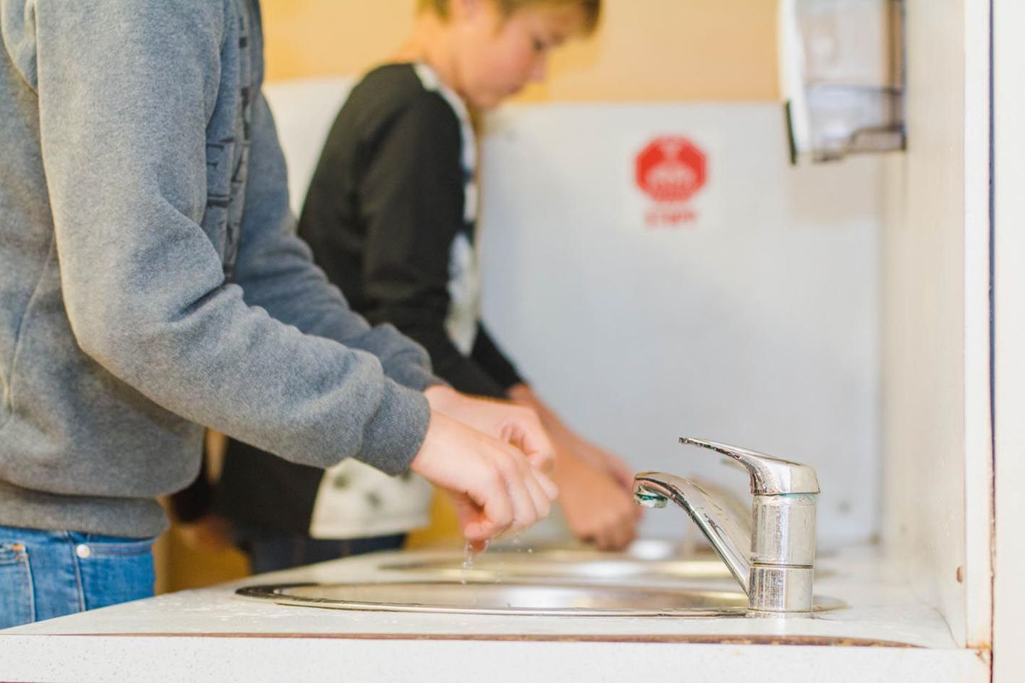 Pärnu Kuninga tänava põhikoolis meenutab punane silt sööklaesiste kraanikausside kohal õpilastele käte pesemise vajadust. Koolipere kinnitab, et enne vee ja seebiga käsi pesemata naljalt sööma ei minda.