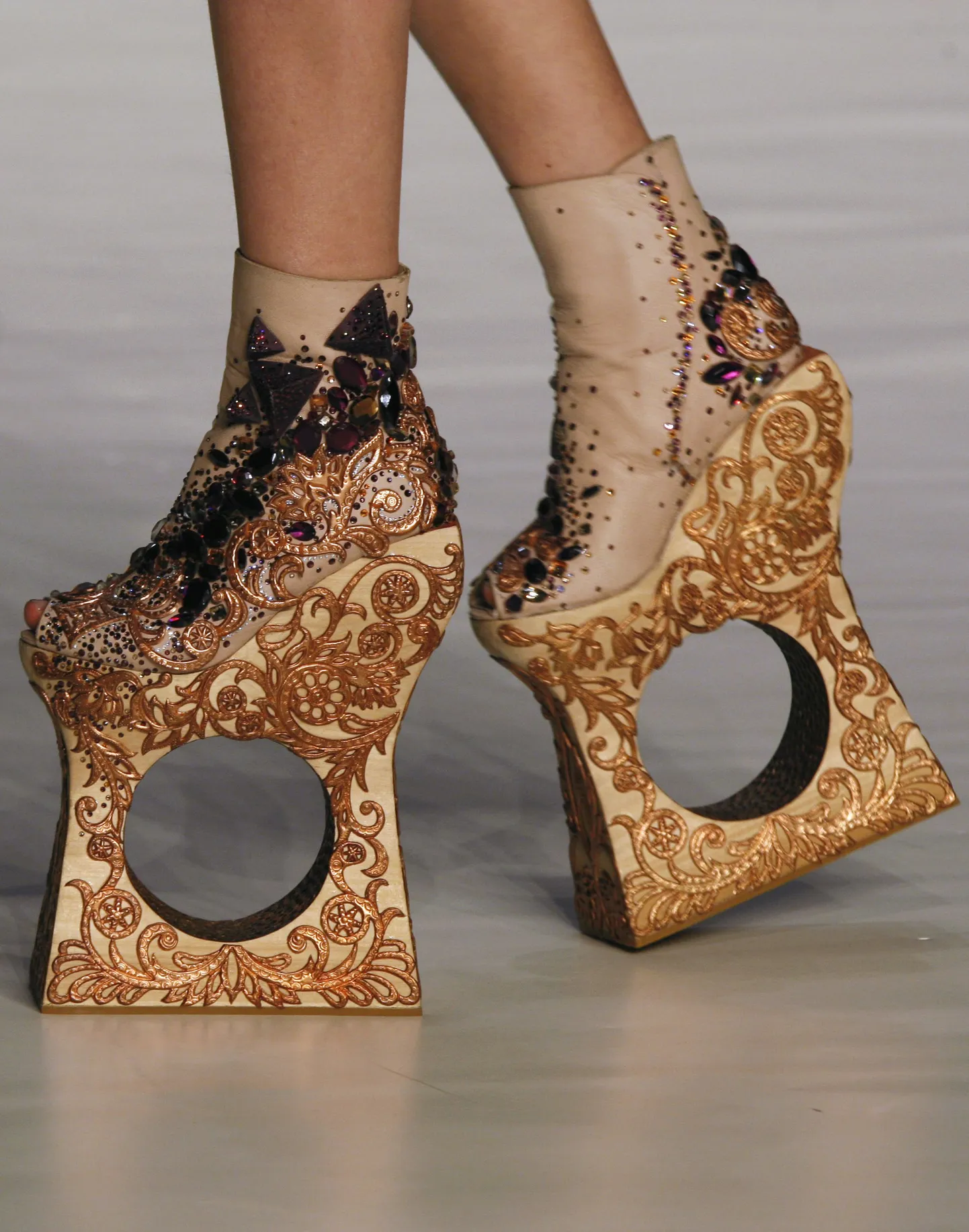 Hiina moelooja Guo Pei kollektsiooni kuuluvad kingad.