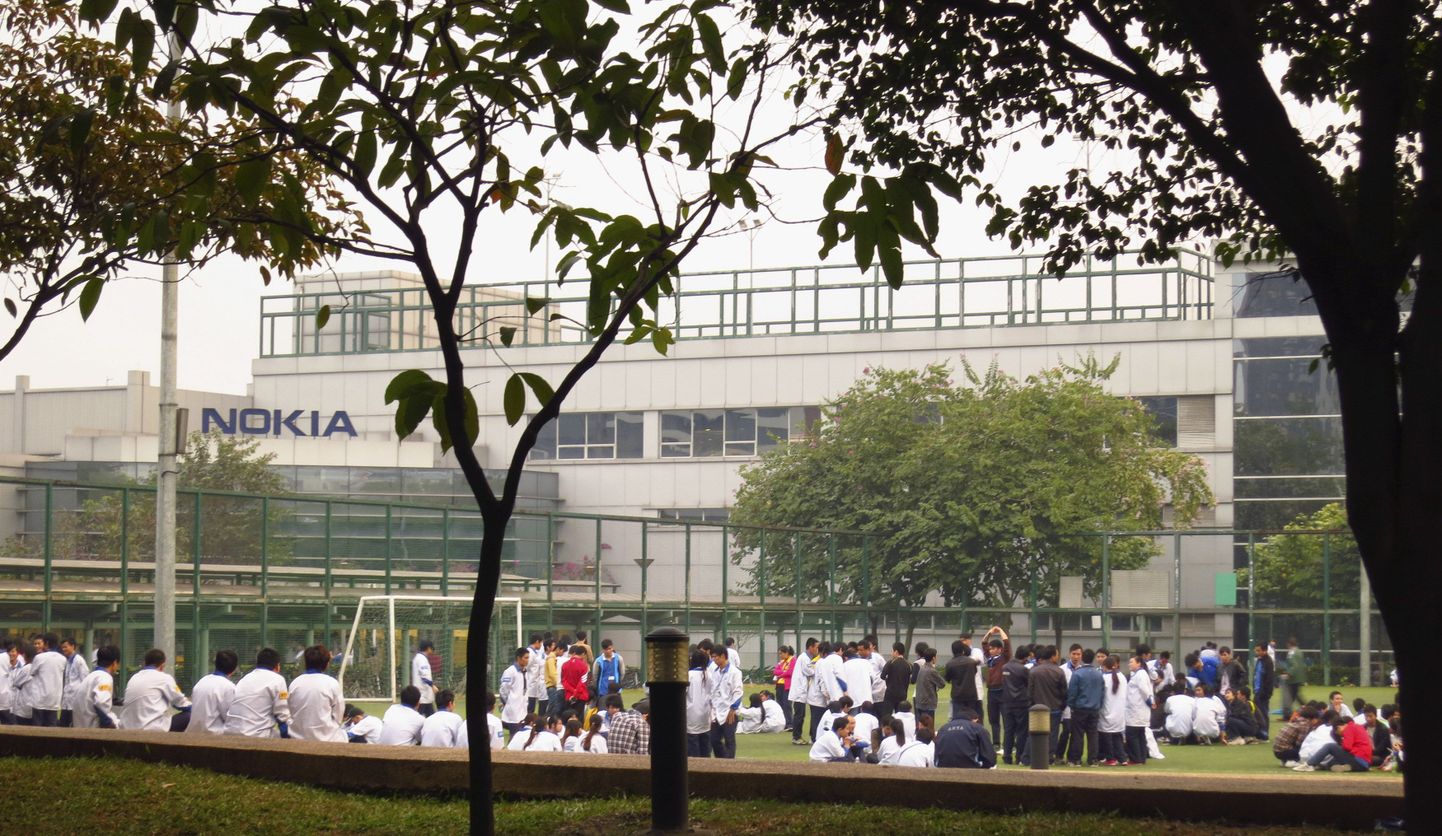 Nokia tehase töölised protestisid Lõuna-Hiina tehase ees.