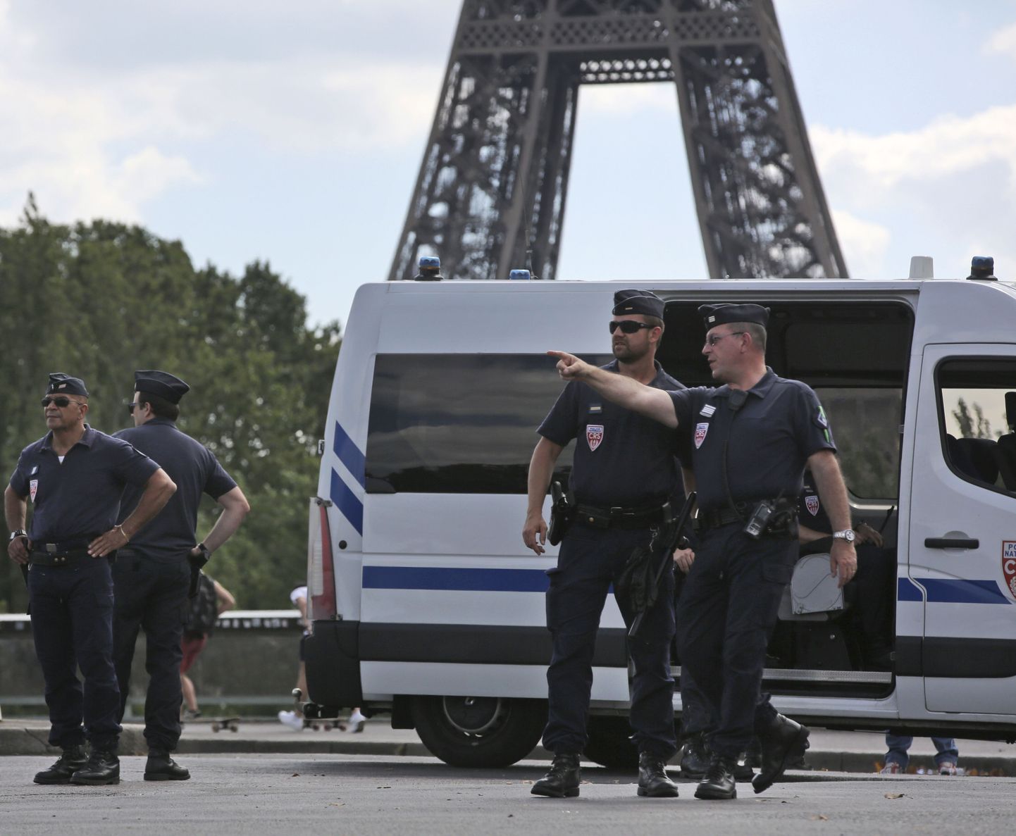 Prantsuse märulipolitsei Eiffeli torni juures.