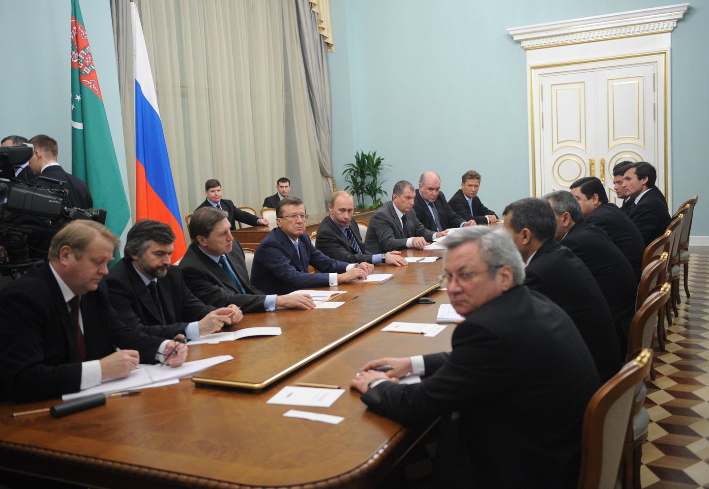 Vene valitsuse liikmed kohtumas Türkmenistani presidendi Kurbangulõ Berdõmuhhamedoviga.