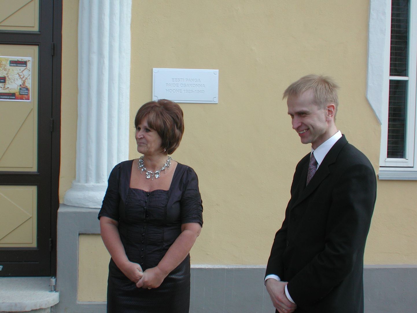 Paide linnapea Kersti Sarapuu ja Eesti Panga asepresident Märten Ross mälestusplaadi avamisel.