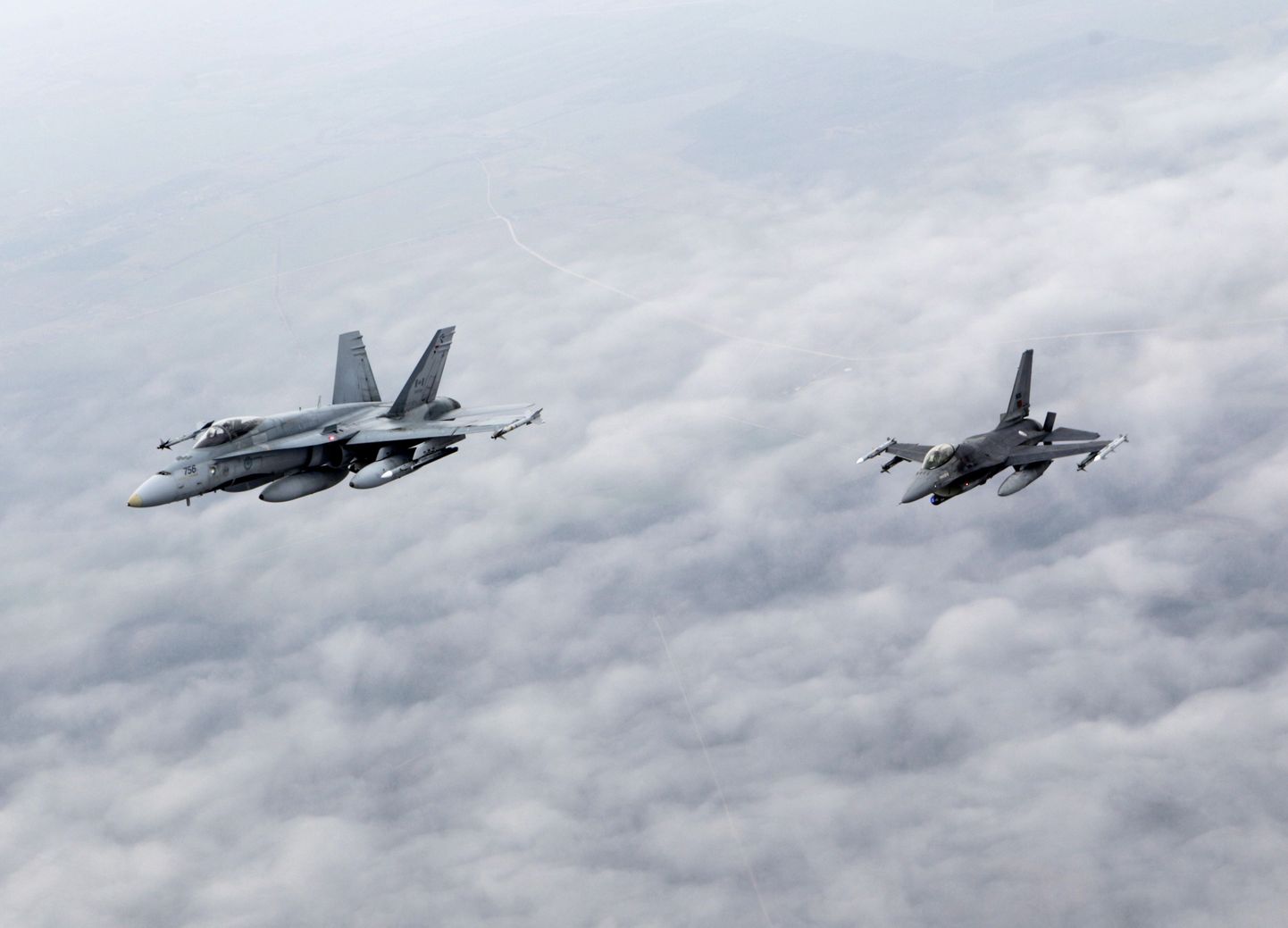 Kanada CF-18 (vasakul) ja Poetugali F-16 Balti õhuruumis patrullimas.