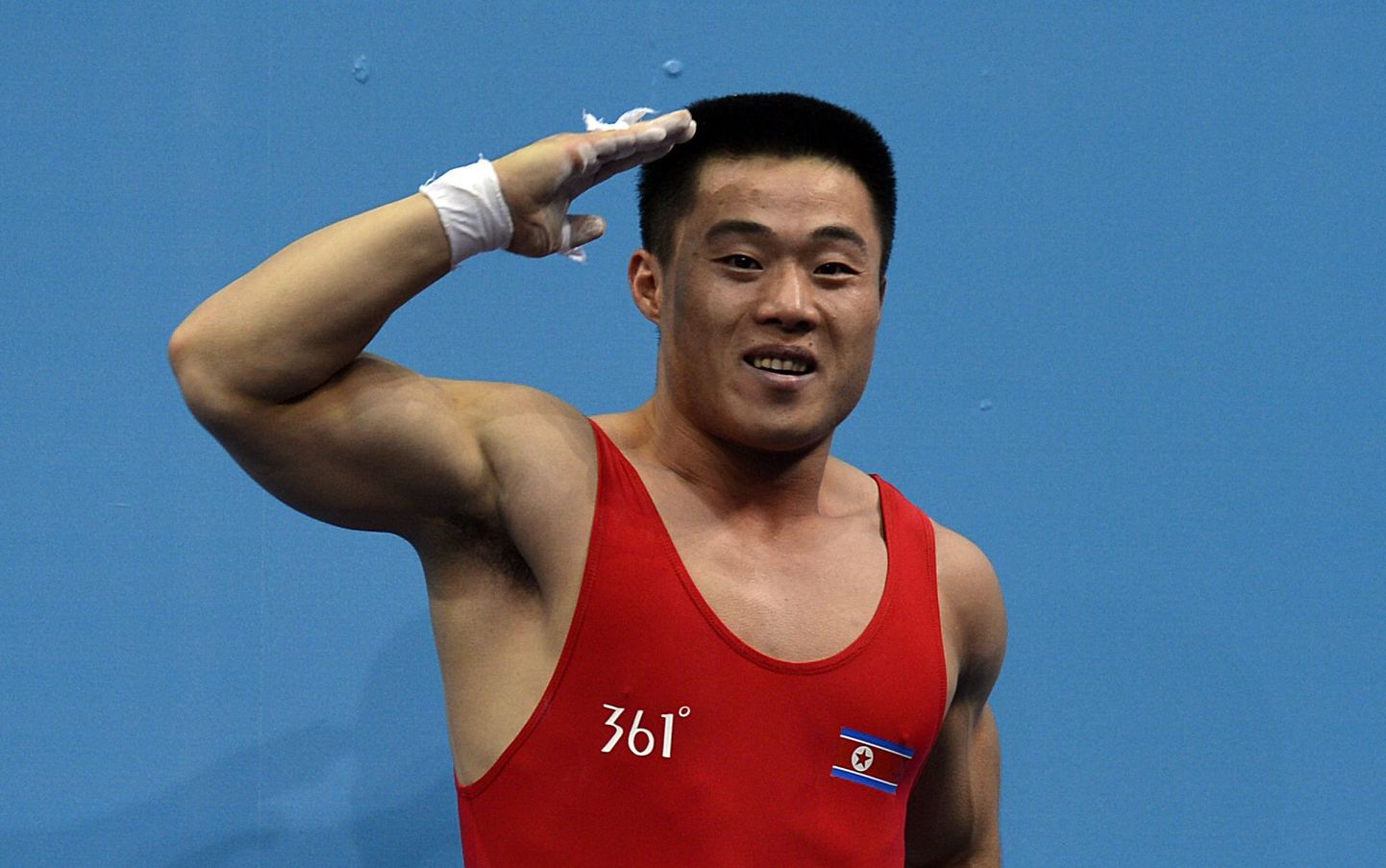 Tõstja Kim Un Guk 
pärast olümpia­võitu au andmas.