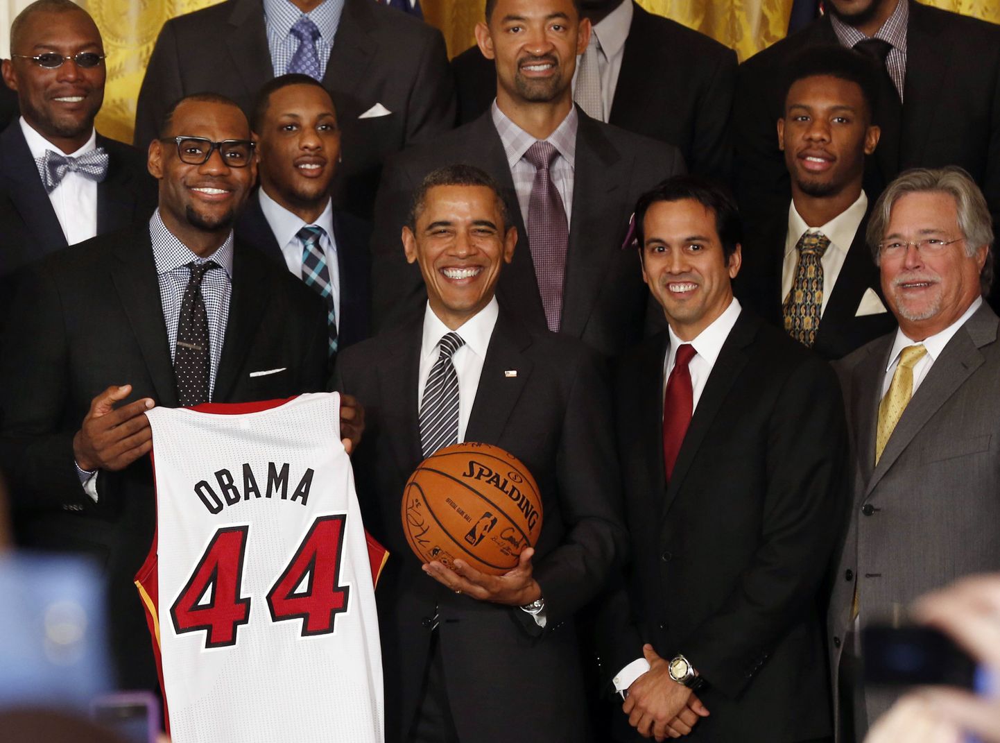 USA president Barack Obama koos korvpallur LeBron Jamesiga (vasakul).