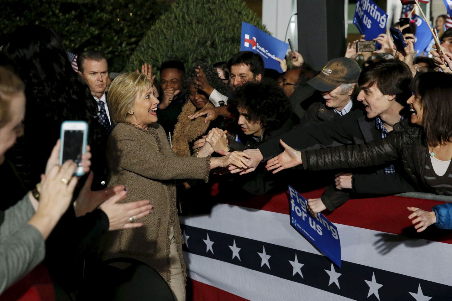 Hillary Clinton tervitamas oma toetajaid Columbias.