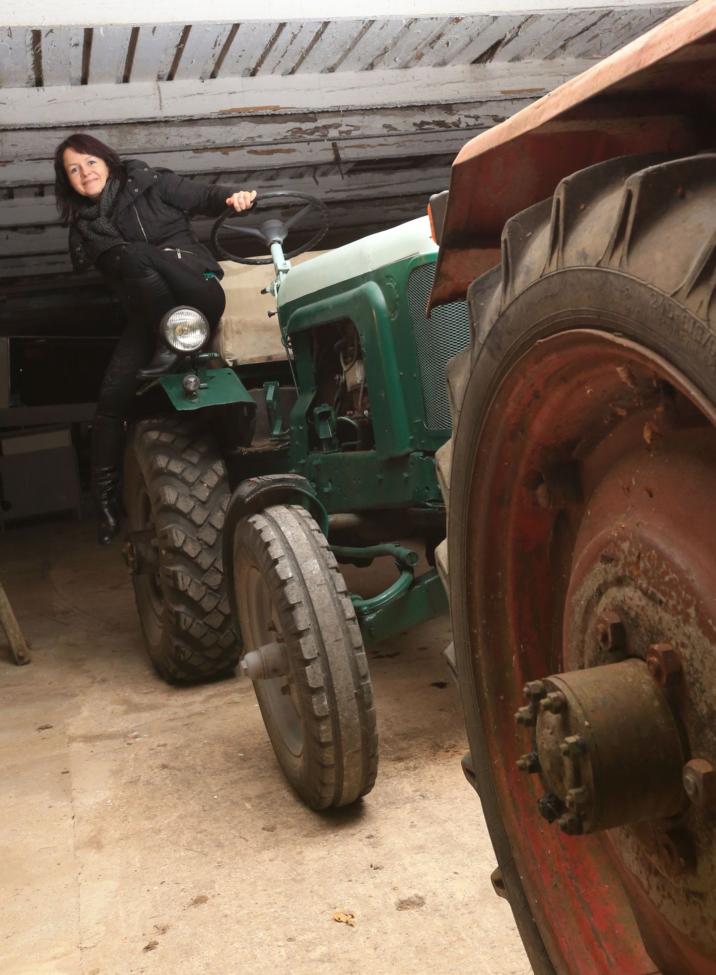 Eesti põllumajandusmuuseumi peavarahoidja Kaire Ilula proovis järele, kui mugav on töötada muuseumis hoiul oleva traktoriga Jumbu, mille ehitas Põltsamaa mees Karl-Allan Päll 1970. aastal.