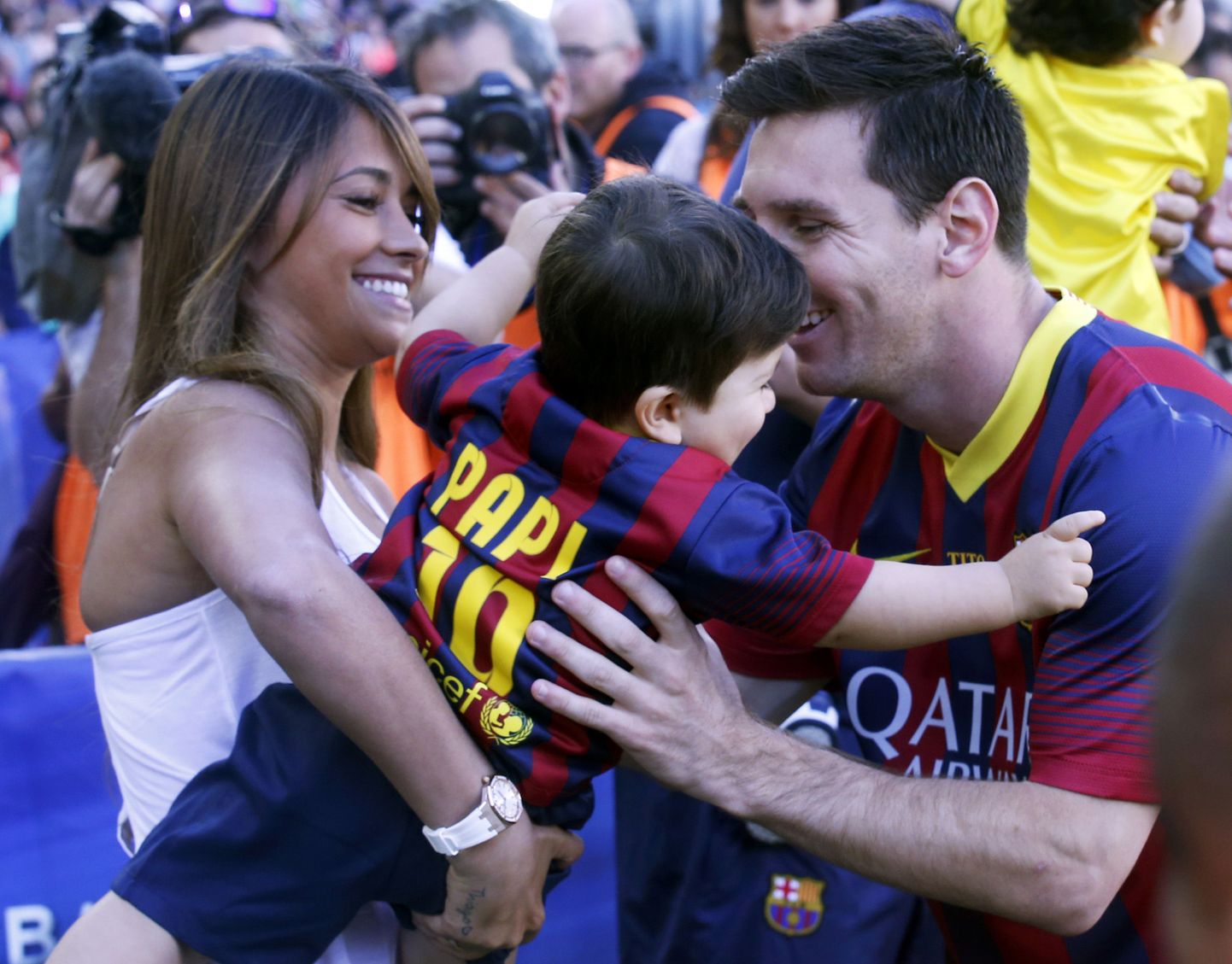 Lionel Messi (paremal) ja tema elukaaslane Antonella Roccuzzo (vasakul) koos poja Thiagoga