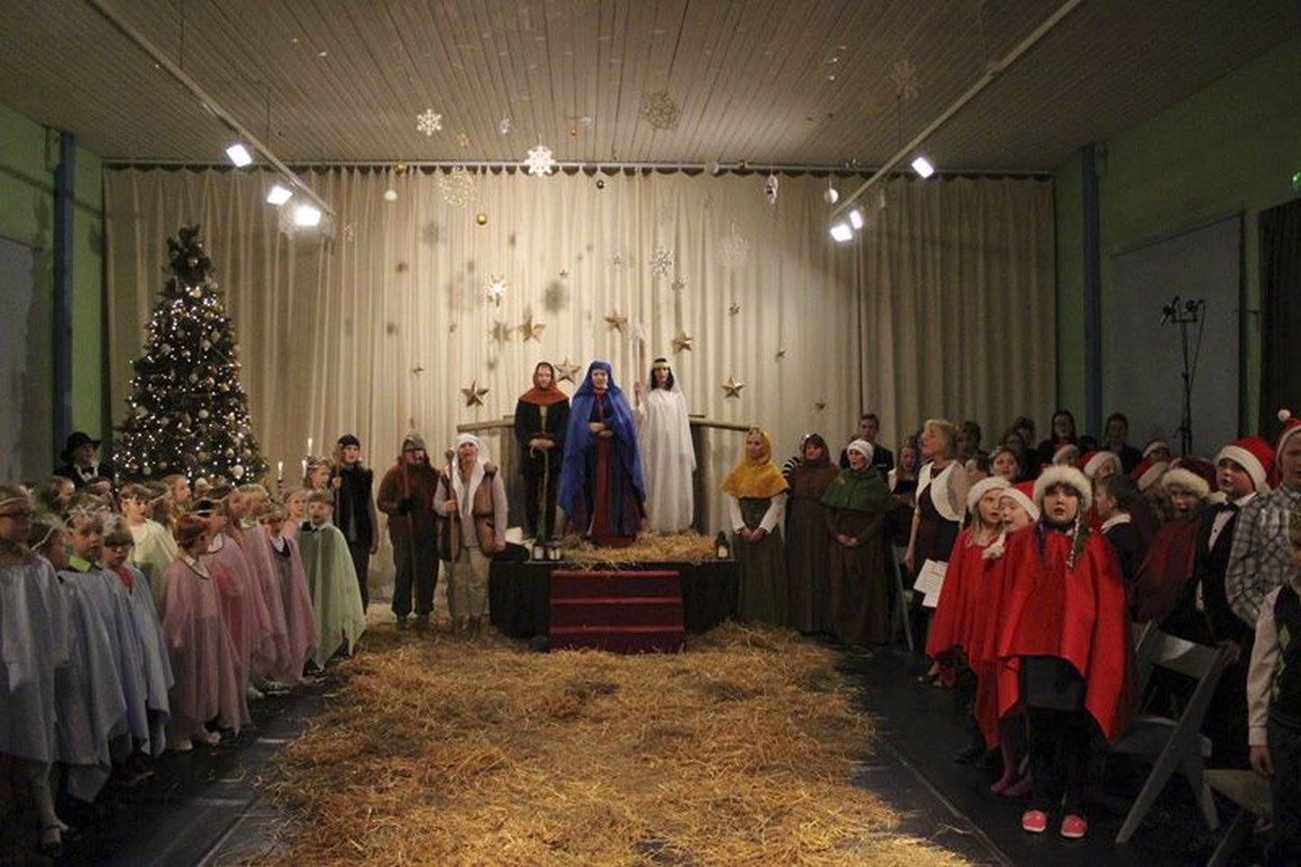 Rakvere eragümnaasiumi 1.–5. klassi lapsed etendasid õpetajatega jõulunäidendi Jeesuse sünnist Petlemmas. Õpilastes tekitas kõige rohkem elevust selleks saali veetud põhk.