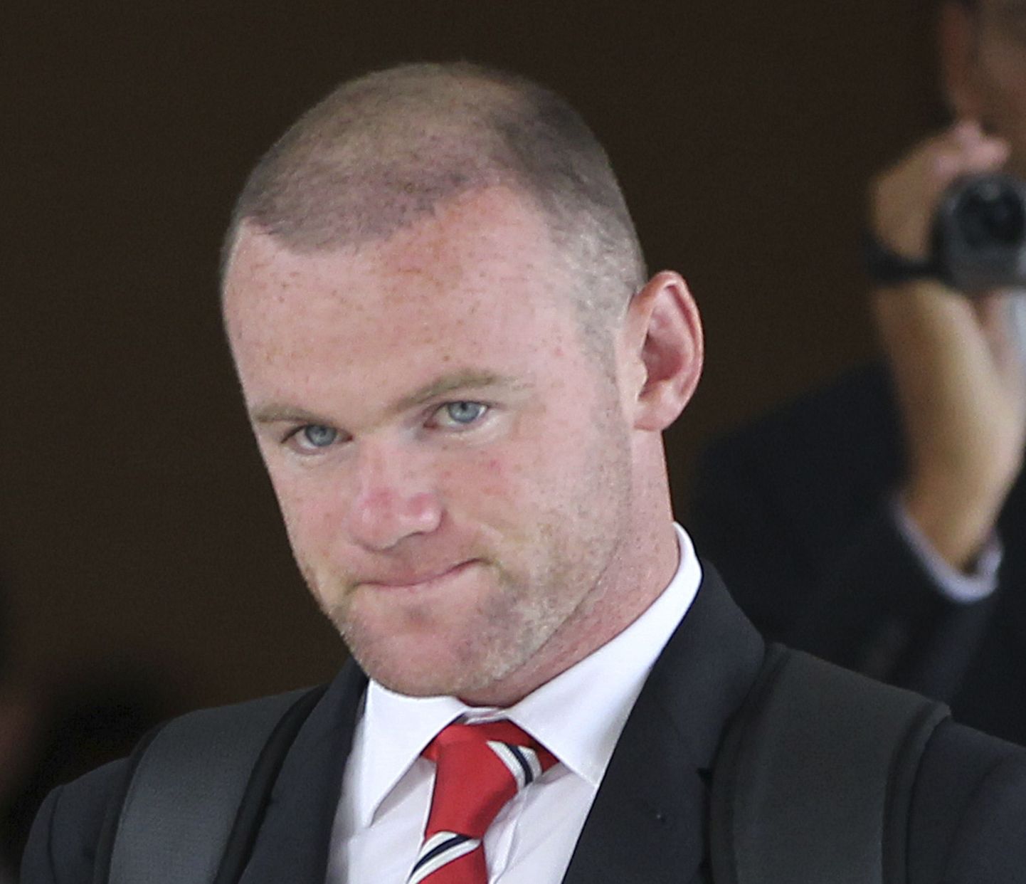 Wayne Rooney Bangkoki lennujaamas. Vigastuse tõttu jäi mehe reis lühikeseks
