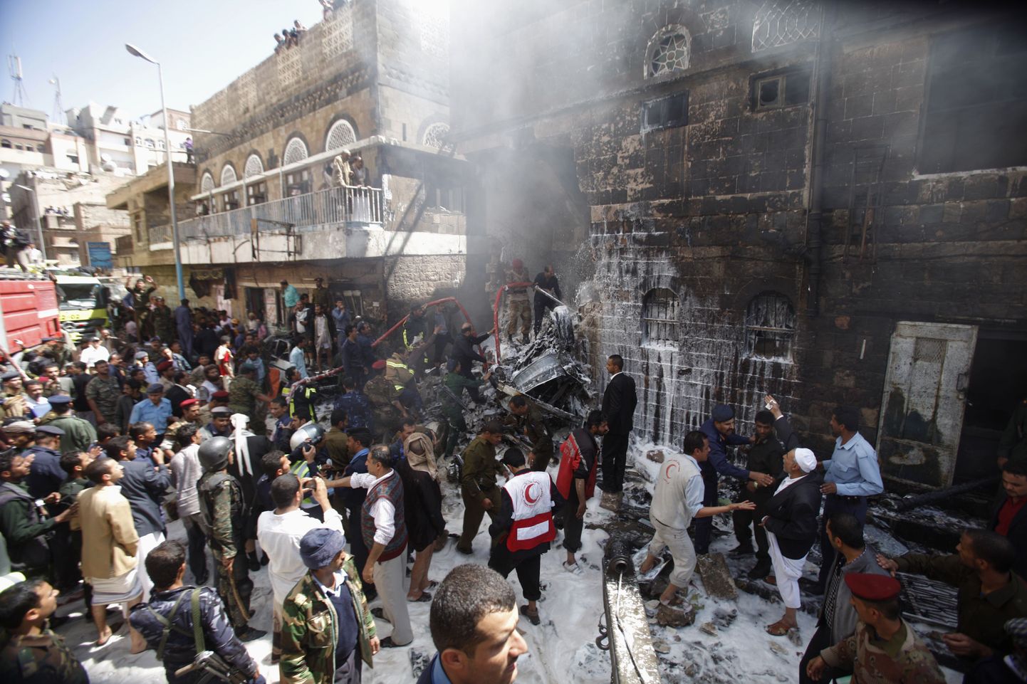 Военный самолет рухнул в центре столице Йемене Сане