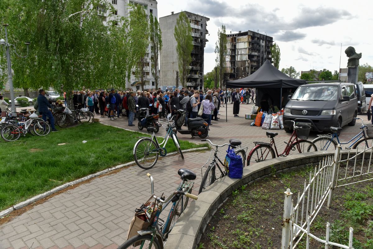 Inimesed humanitaarabi järjekorras Borodjanka linnakeses Kiievi külje all.