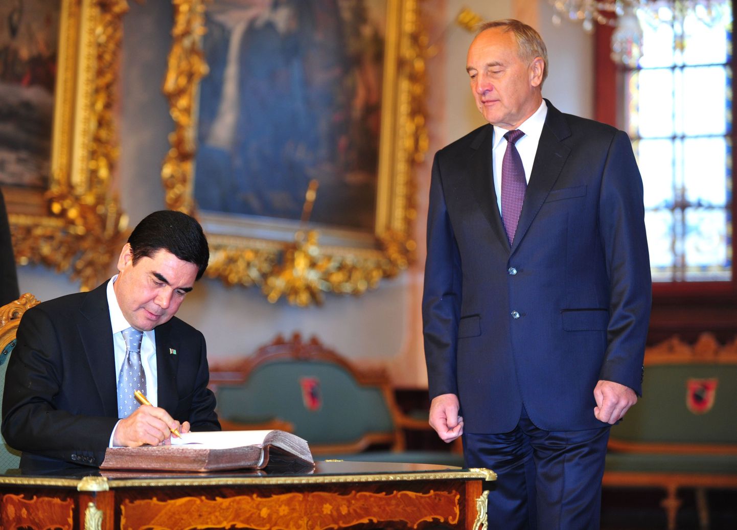 Läti president Andris Berzinš (paremal) ja tema Türkmenistani ametivend Gurbangulõ Berdõmuhammedov täna Riias.