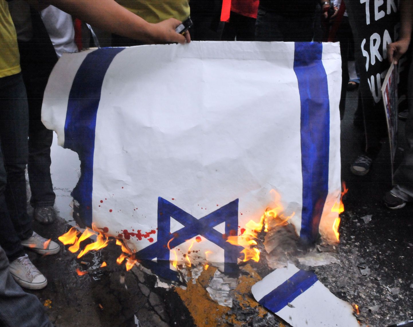 Meeleavaldajad Filipiinide pealinnas Manilas põletasid täna juudiriigi saatkonna ees paberist Iisraeli lippu.