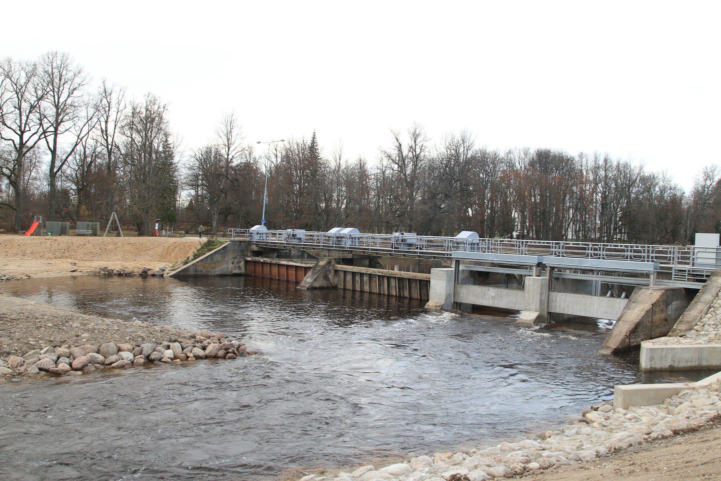 Pildil mullu novembris valmis saanud Puurmani pais ja kalapääs, mis valiti Jõgevamaa 2015. aasta keskkonnateoks.
