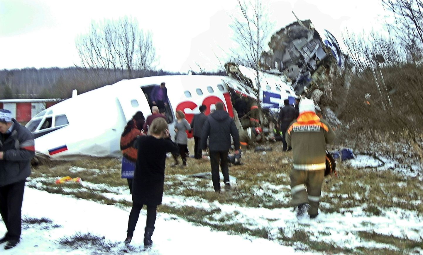 Пассажиры и спасатели вблизи места крушения самолета.