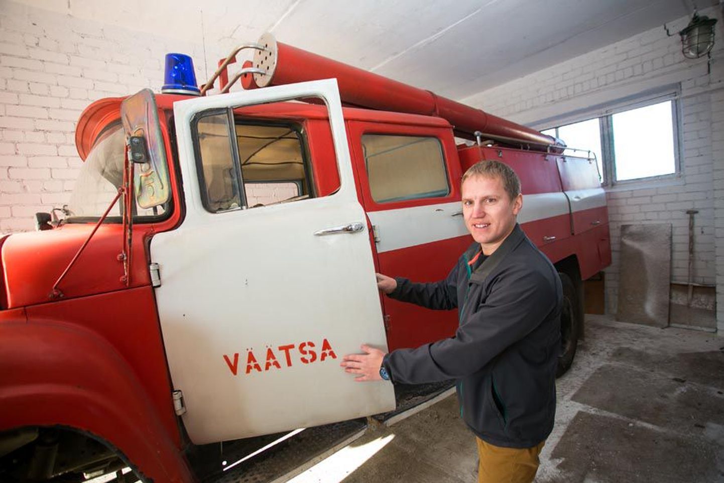 Vabatahtlik päästja Heigo Laaneoks uudistab uut päästeautot.