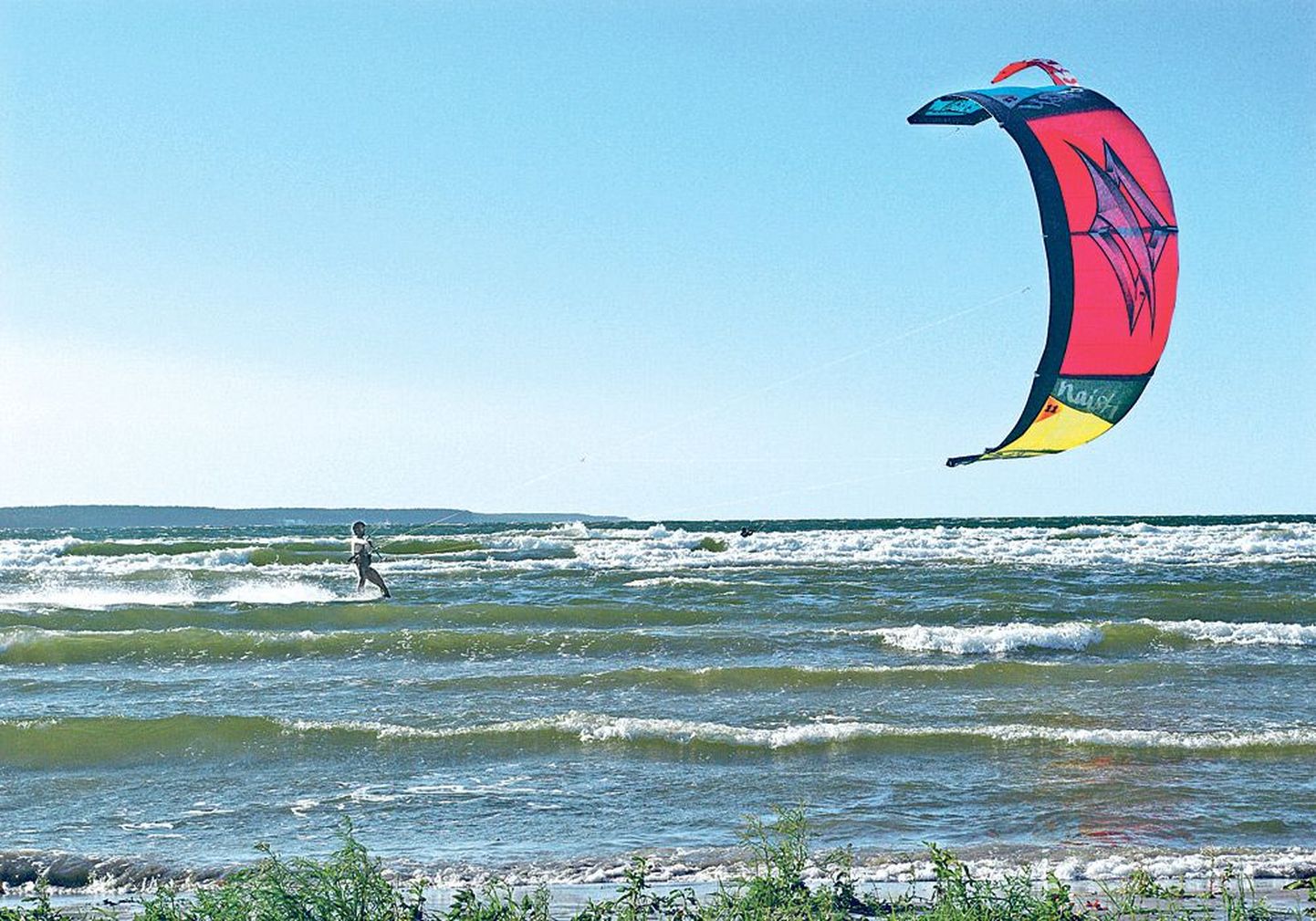 Milline uhke lend! Ott 
Ojamets püüab tuult ühes paljudest Eesti kaunitest surfirandadest, Saaremaal Pidulas.