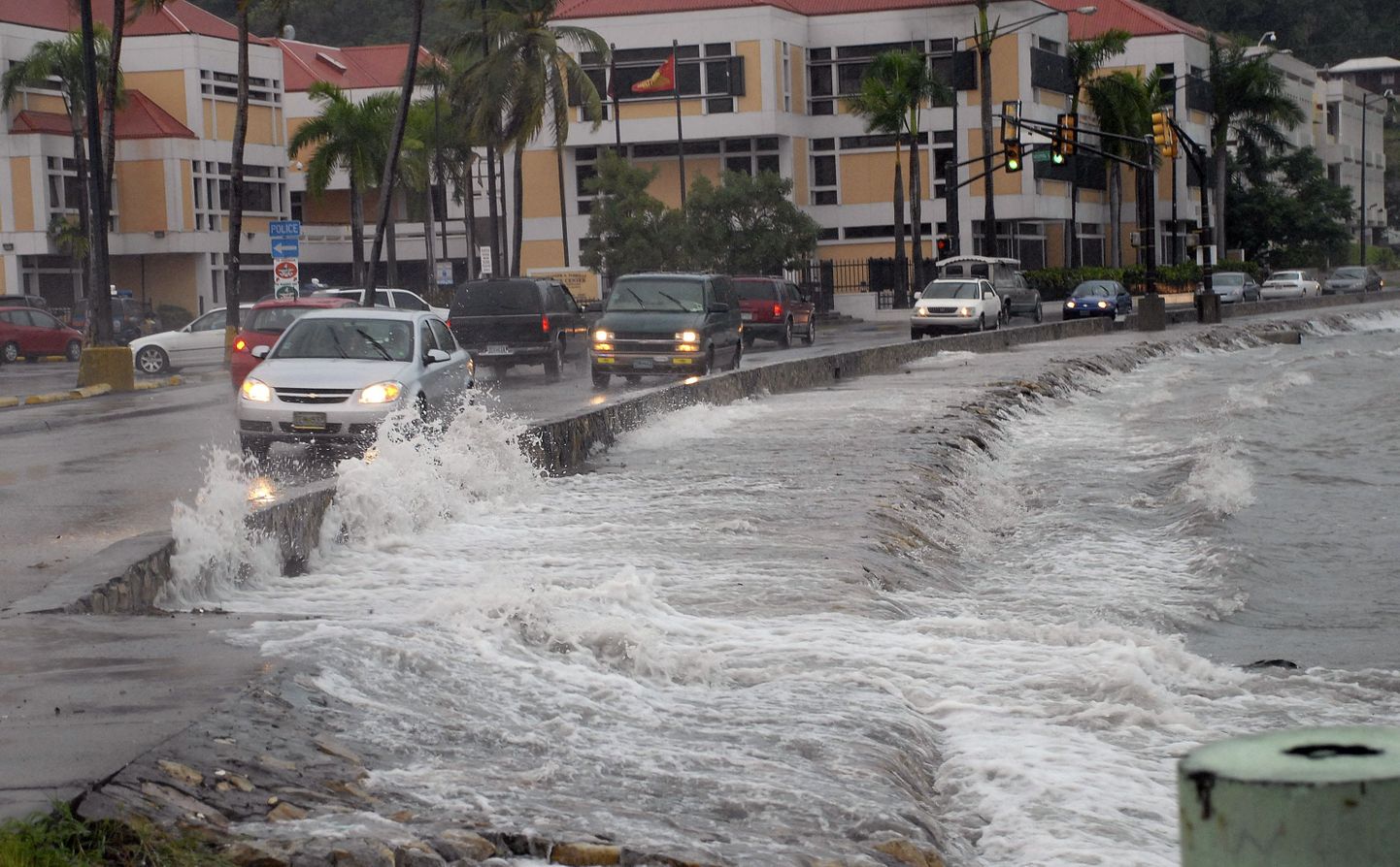 Kariibil möllav orkaan Omar läheneb ka USA Neitsisaartele. Pildil rannaäärne tee Charlotte Amalie linnas St. Thomase saarel.