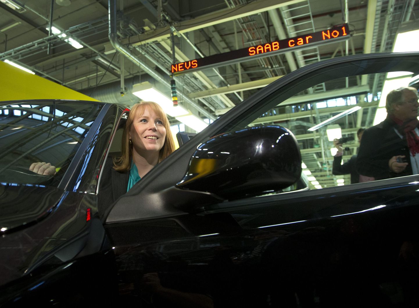 Rootsi tööstusminister Annie Loof Saabi tehases 2013 aasta detsembris, kui Nevsi omandusse läinud Saab sai valmis üle pika aja uue mudeliga, Saab 9-3 Aeroga.