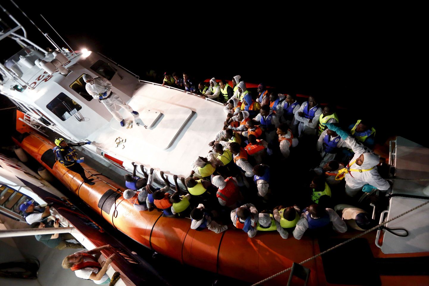 Lampedusa lähedal päästetud migrandid.