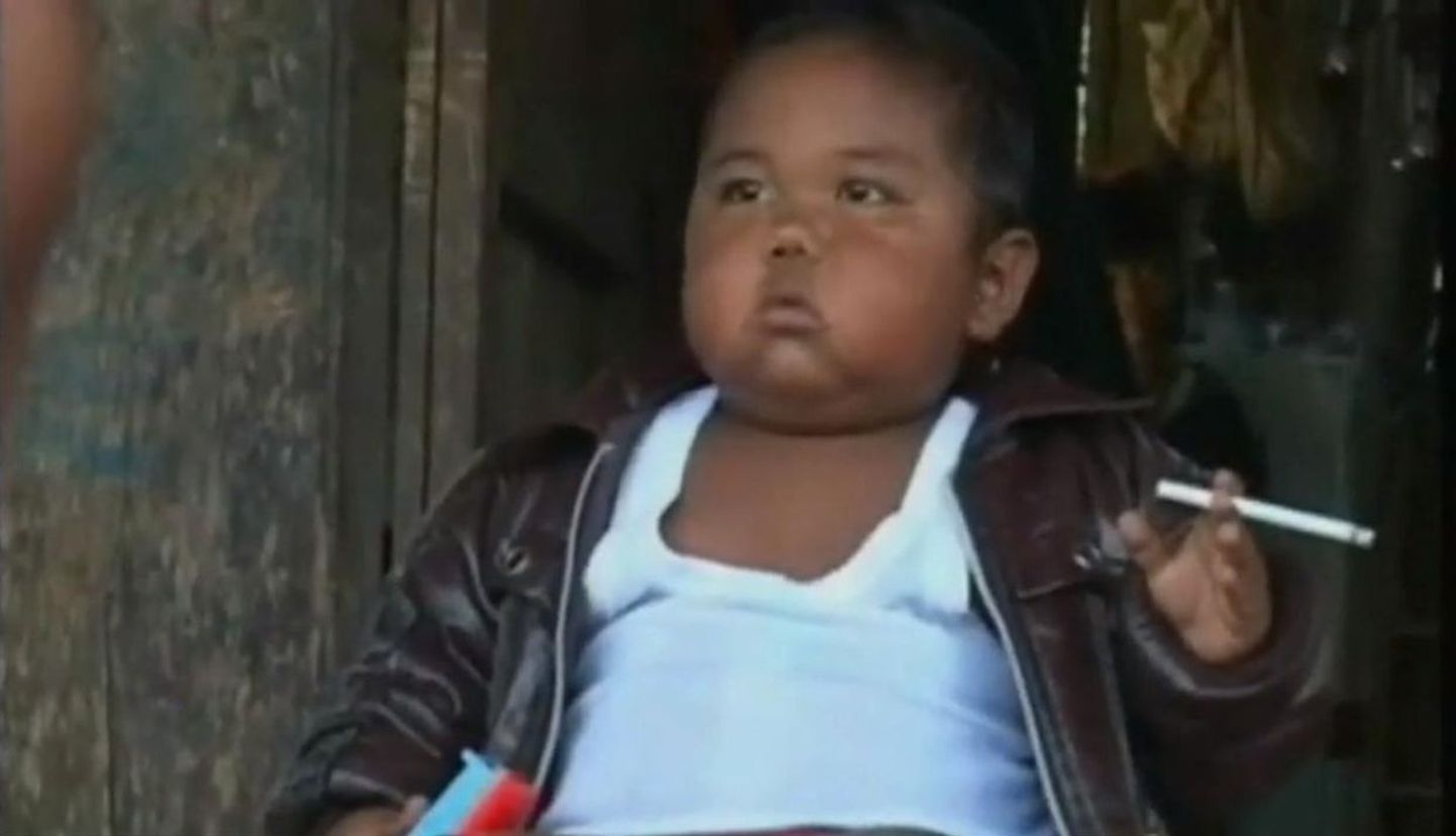 Kaheksa-aastane Indoneesia poiss suitsetab kaks pakki sigarette päevas